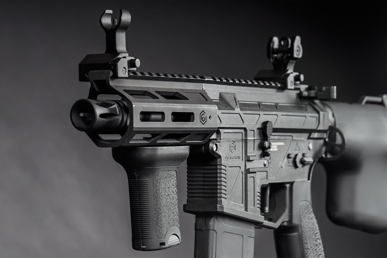 Nahaufnahme eines schwarzen Evolution-Airsoftgewehrs mit taktischem Handschutz, vertikalem Vordergriff und Eisenvisier.