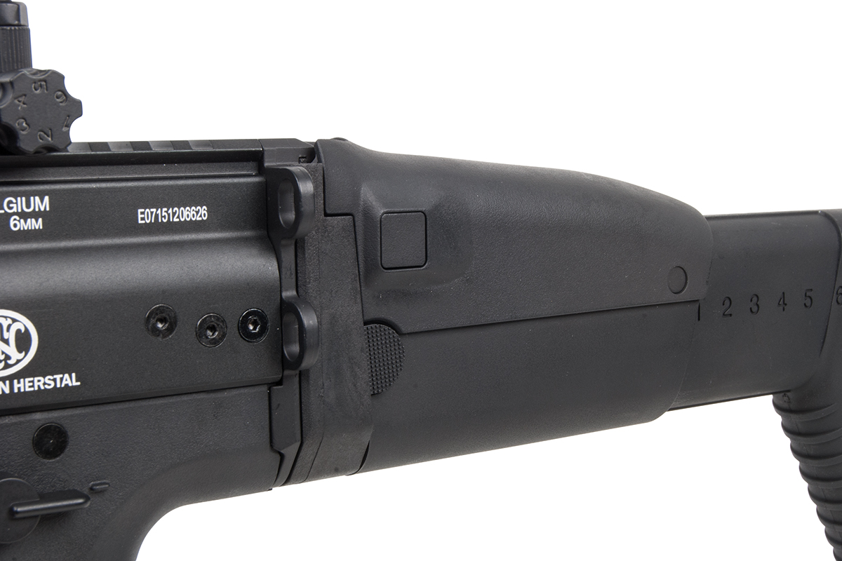 Schwarzes FN Herstal SCAR Airsoft-Gewehrschaftdetail mit verstellbarer Wangenerhöhung und langlebiger Polymerkonstruktion.