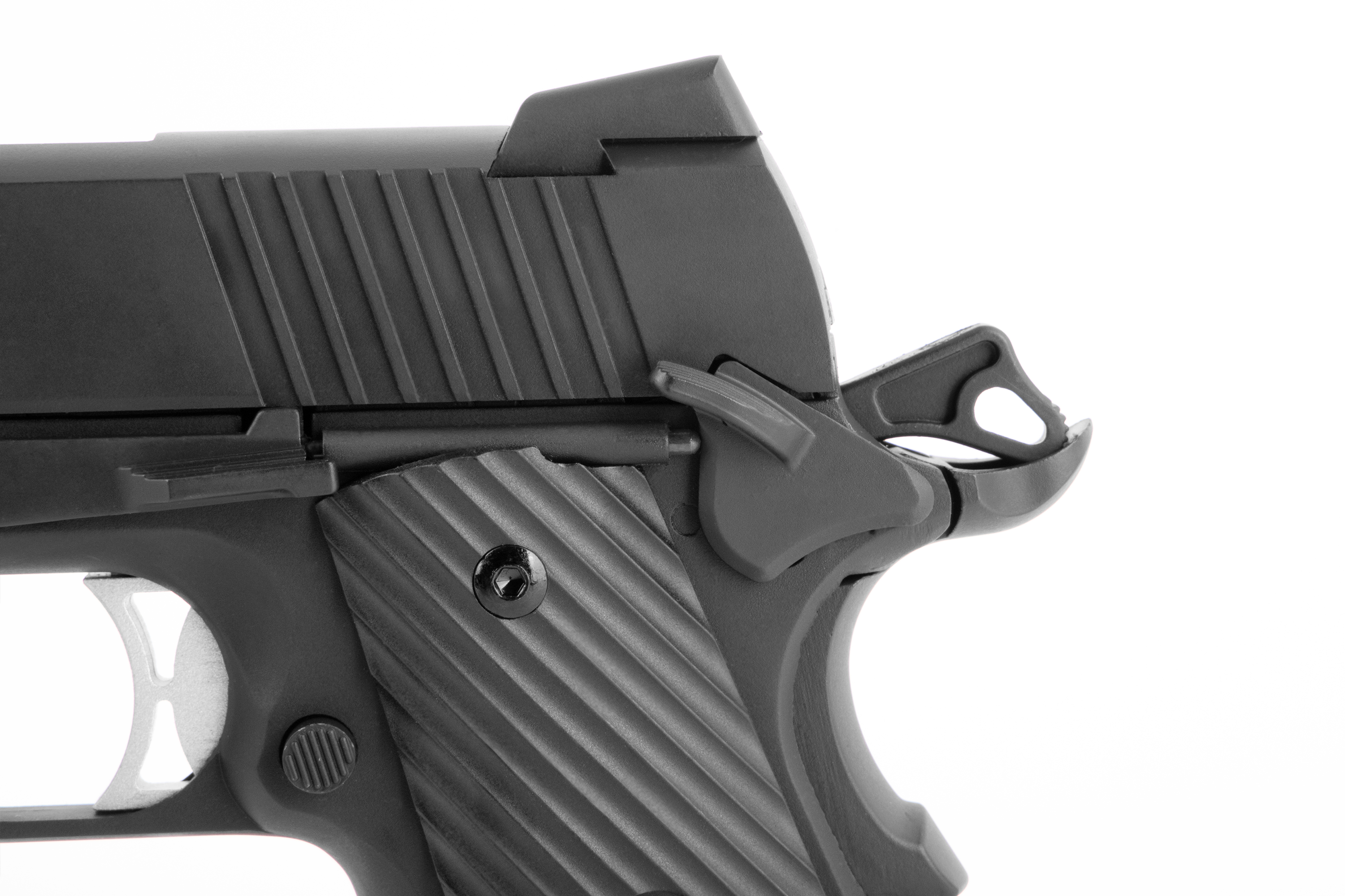 Nahaufnahme eines schwarzen Luftpistolenrahmens mit strukturiertem Griff, manuellem Sicherheitshebel und skelettiertem Hammerdesign.