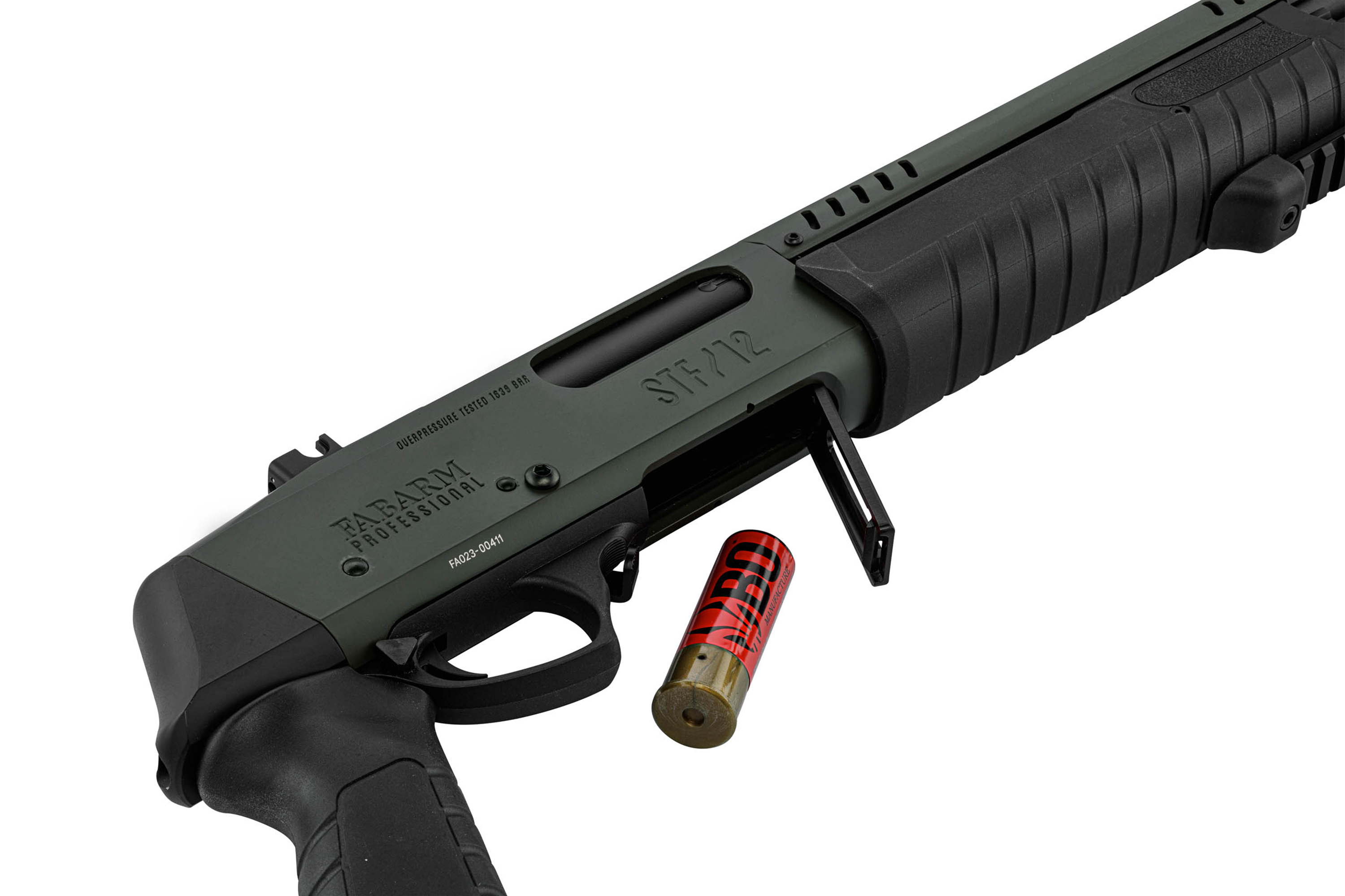 Fabarm STF 12 Schrotflinte in Olivgrün mit schwarzem Griff und rotem Patronenlager, das professionelles taktisches Design zeigt.