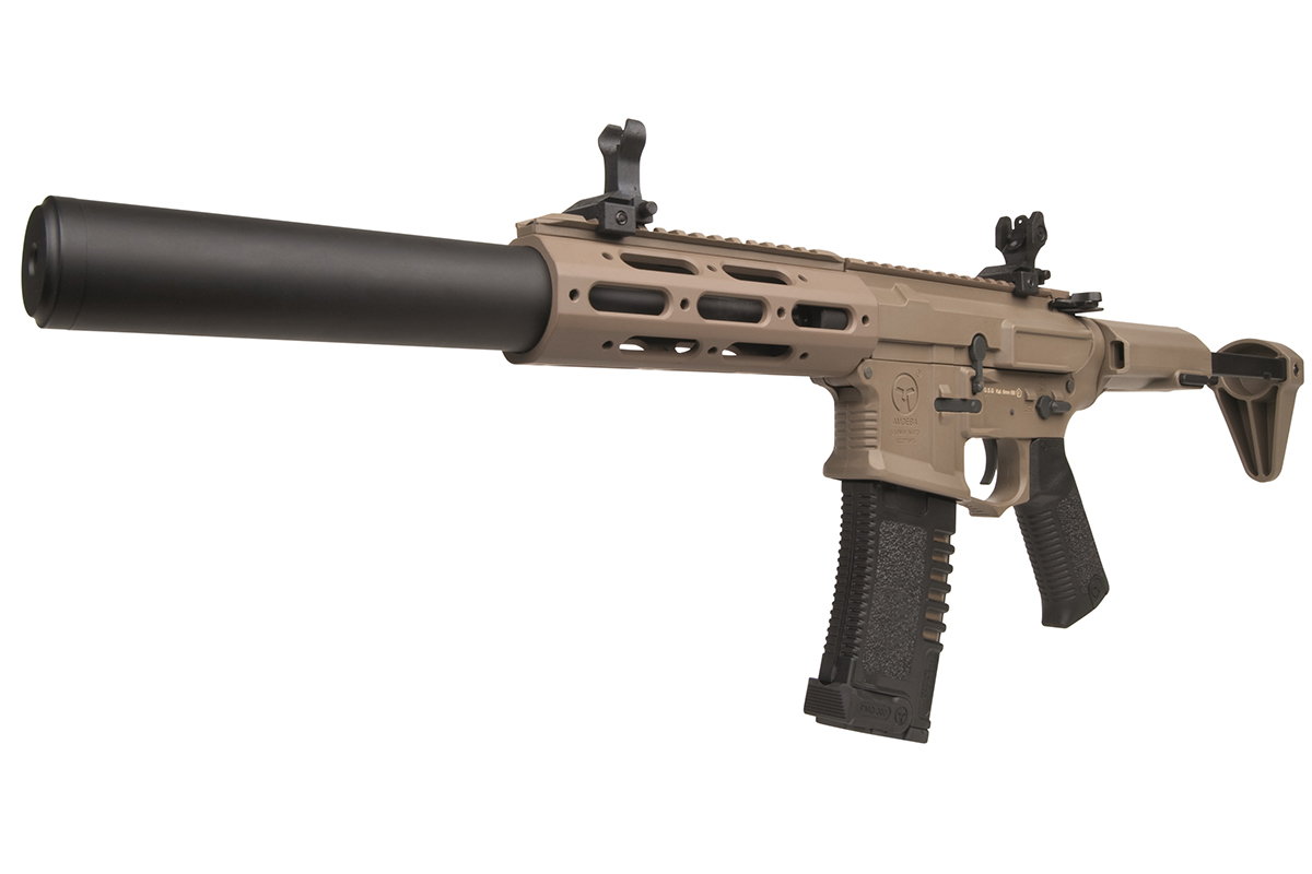 Ares Amoeba AM-013 Honey Badger Airsoft-Gewehr in Hellbraun mit schwarzem Schalldämpfer und modularem Handschutzdesign.