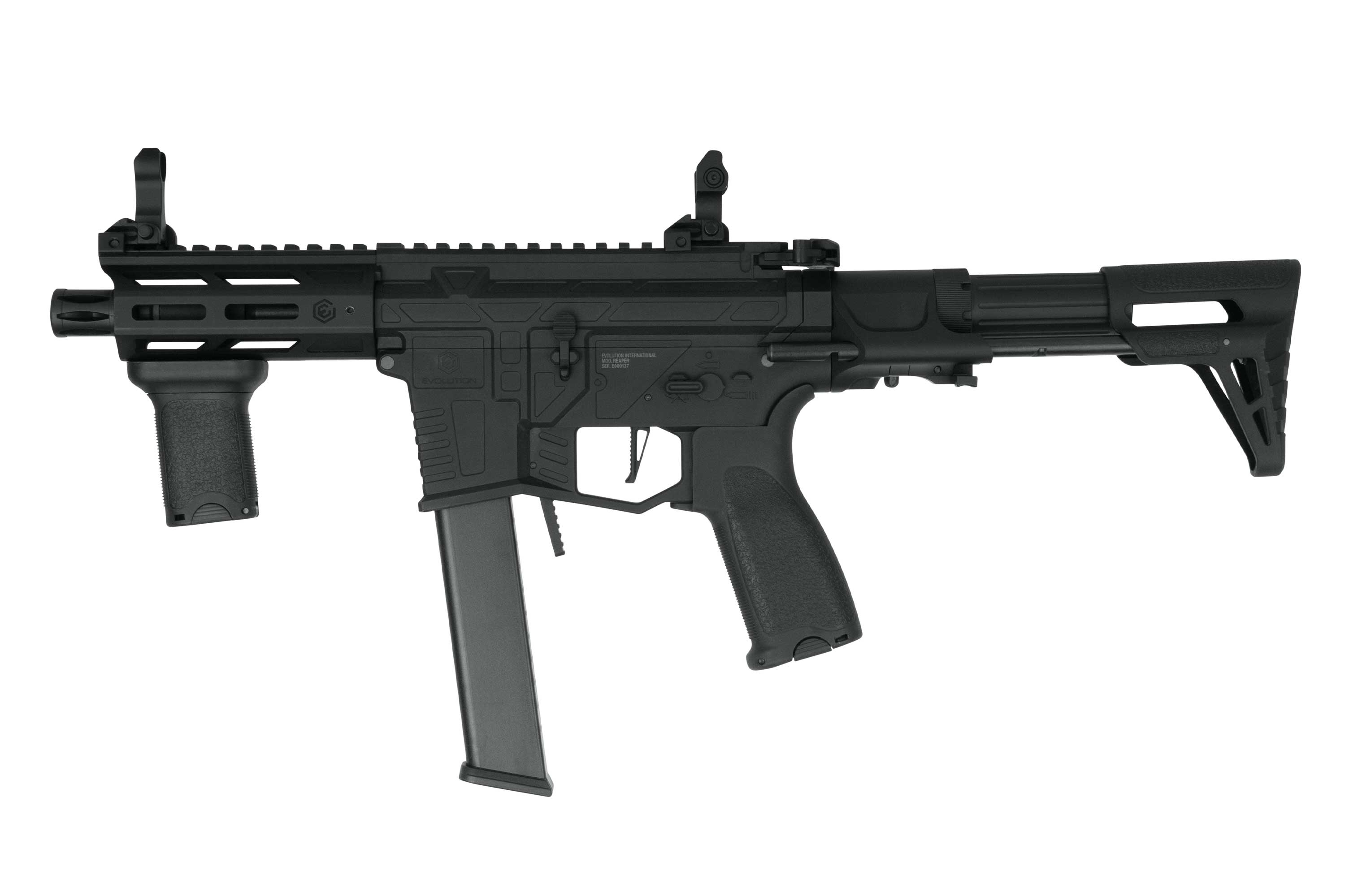 Schwarzer Evolution Airsoft-Karabiner mit taktischem Vordergriff, verstellbarem Schaft und Schienensystem auf dunkelgrauem Hintergrund.