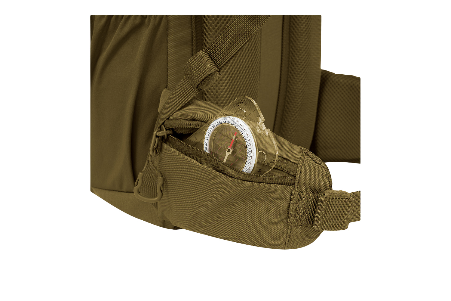 Nahaufnahme einer Hüftgurttasche eines taktischen Rucksacks in Coyote-Braun mit einem durchsichtigen Navigationskompass auf der Grundplatte aus Kunststoff.