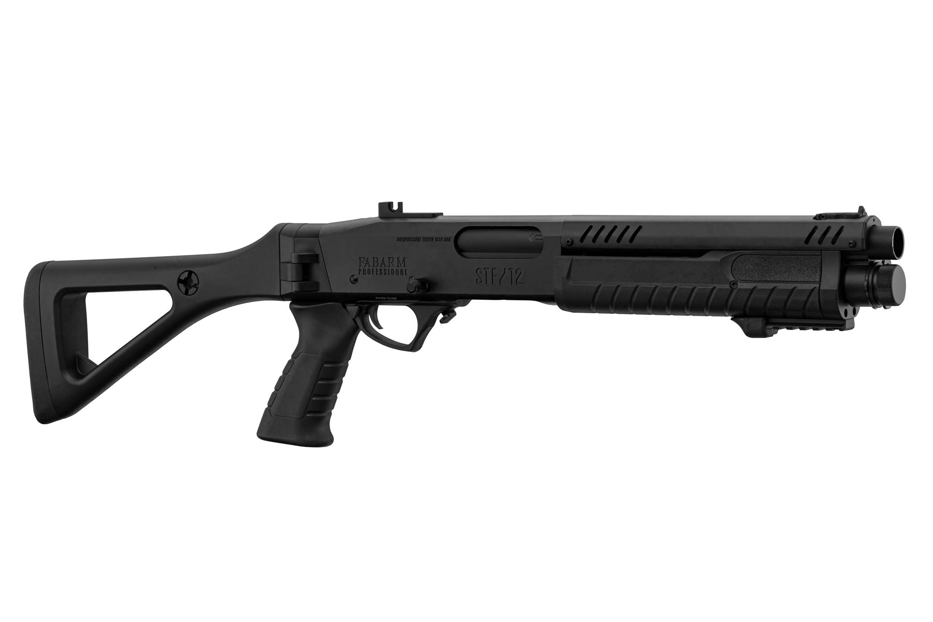 Schwarze taktische Schrotflinte Fabarm STF 12 mit Kunststoffschaft, Pistolengriff und integriertem Schienensystem auf weißem Hintergrund.