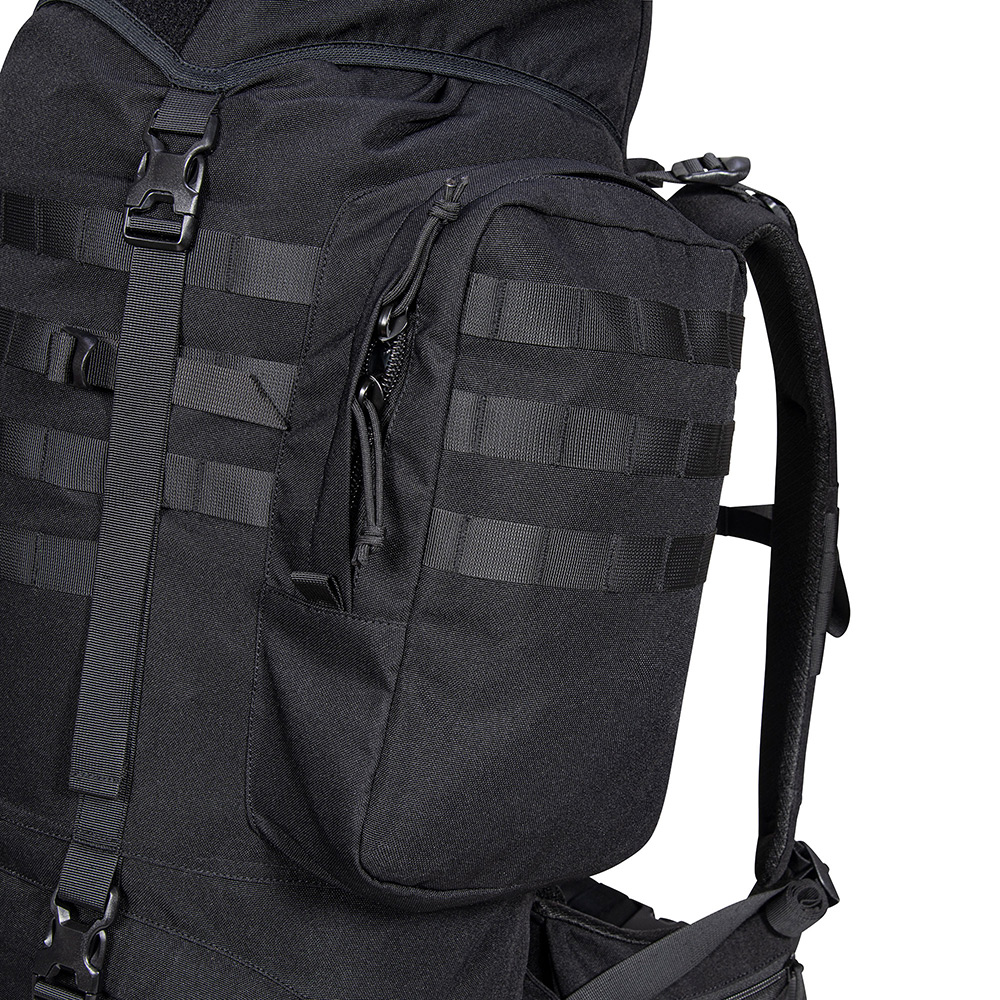 Schwarzer taktischer Rucksack mit MOLLE-Gurtband, strapazierfähigem Stoff, verstellbaren Trägern und seitlichen Staufächern.