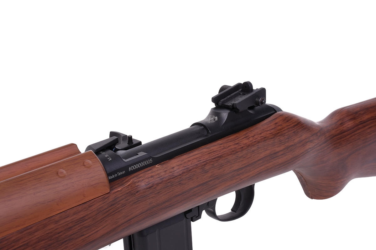 Nahaufnahme eines M1 Carbine-Luftgewehrgehäuses mit Schaft in Holzoptik, verstellbarem Visier und schwarzem Metallfinish.
