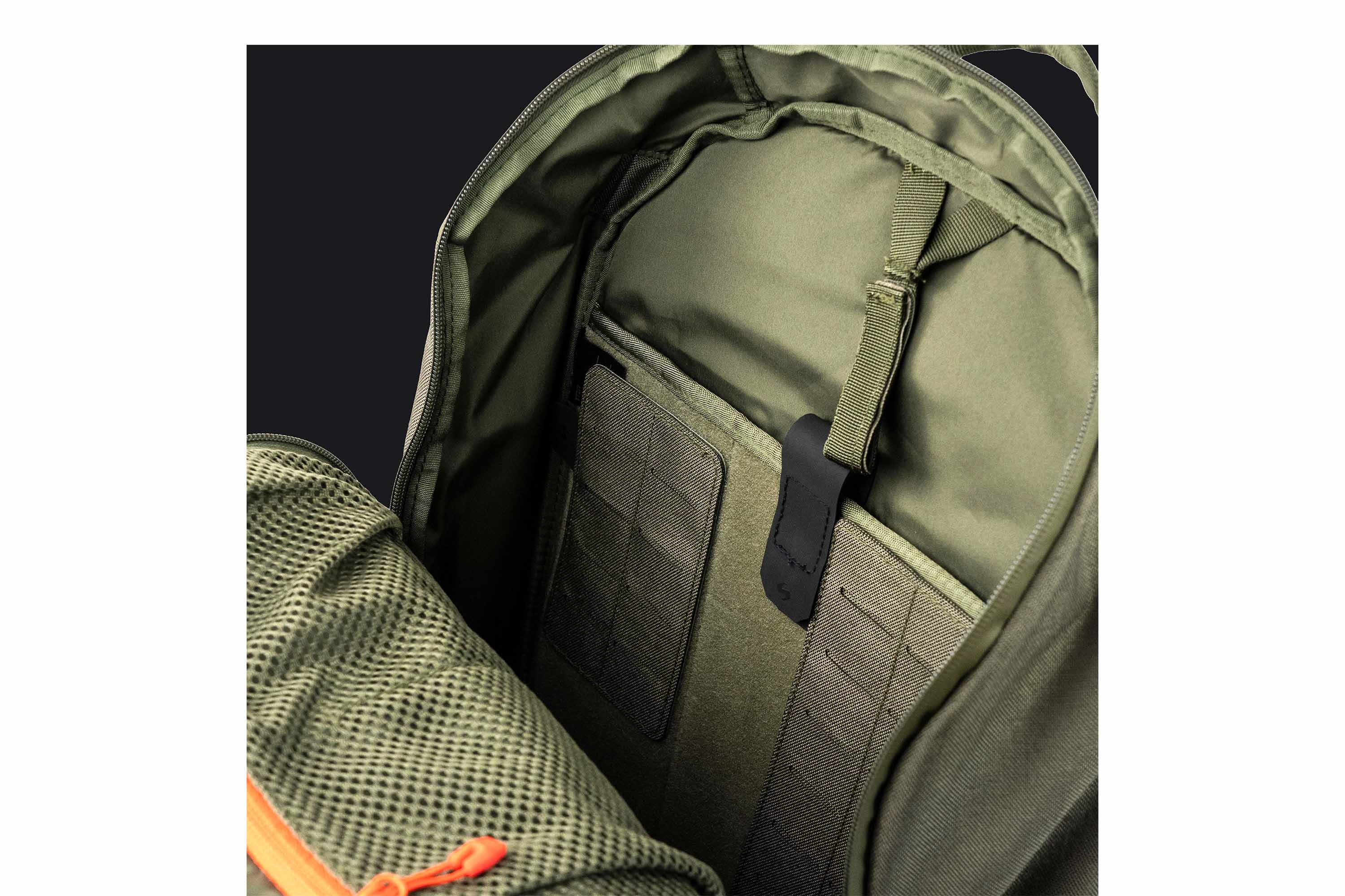 Innenansicht eines olivgrünen taktischen Rucksacks mit gepolstertem Fach, MOLLE-Gurtband und sicherem Riemen.