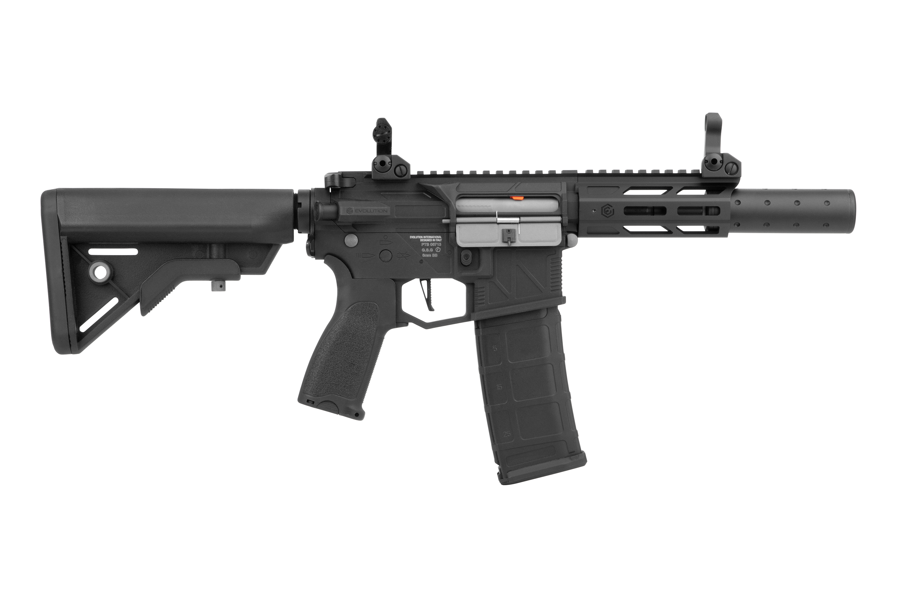 Luftgewehr von Evolution International in Schwarz mit verstellbarem Schaft, taktischem Handschutz und Magazin auf weißem Hintergrund.