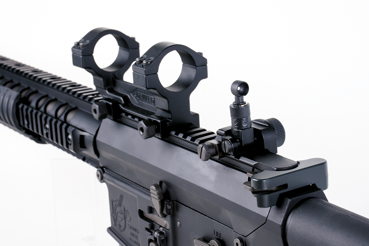 Schwarze Metall-Zielfernrohr-Montageringe, die an einer Picatinny-Schiene an einem AR-15-Luftgewehr zur Optikmontage befestigt sind.