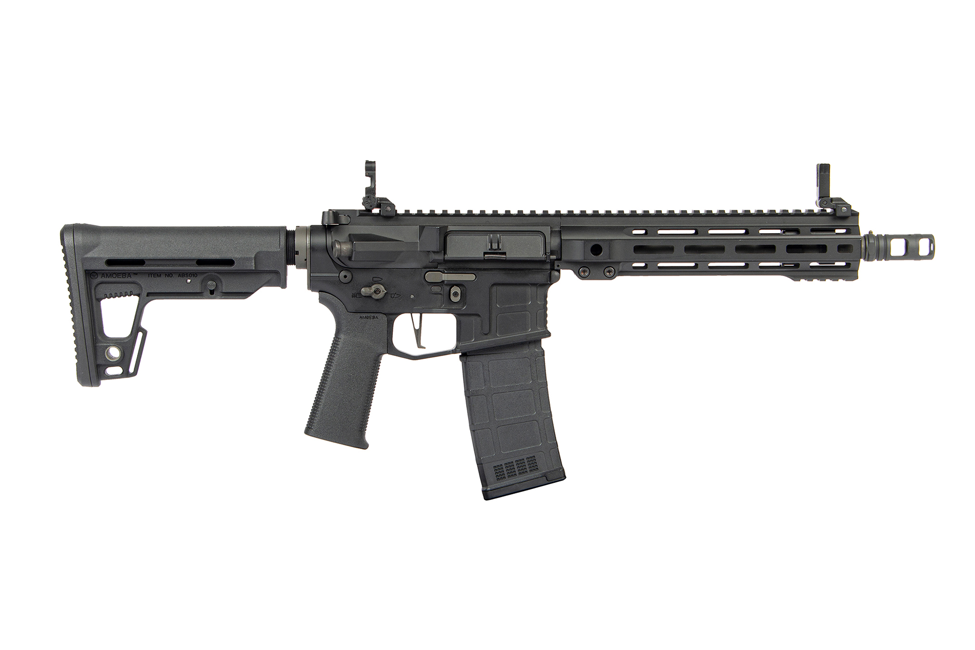 Schwarzes Airsoft-Gewehr Ares Amoeba mit verstellbarem Schaft, M-LOK-Handschutz und Polymermagazin auf weißem Hintergrund.