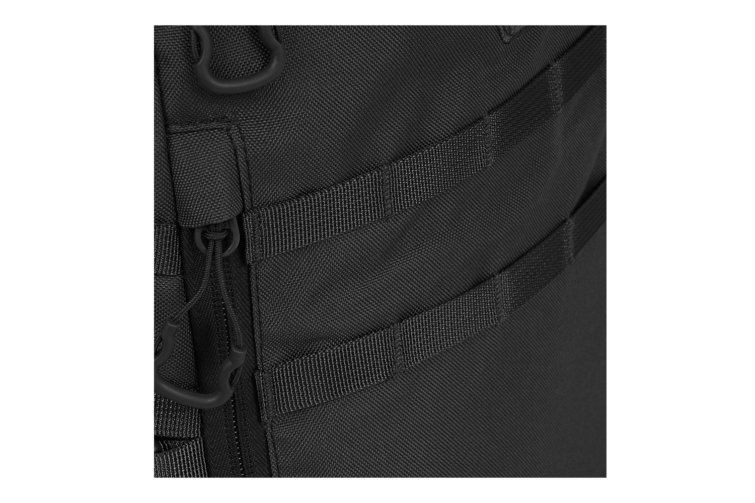 Nahaufnahme einer schwarzen taktischen Tasche mit strapazierfähigem Nylongewebe, MOLLE-Gurtbändern und einer stabilen Reißverschlusslasche.