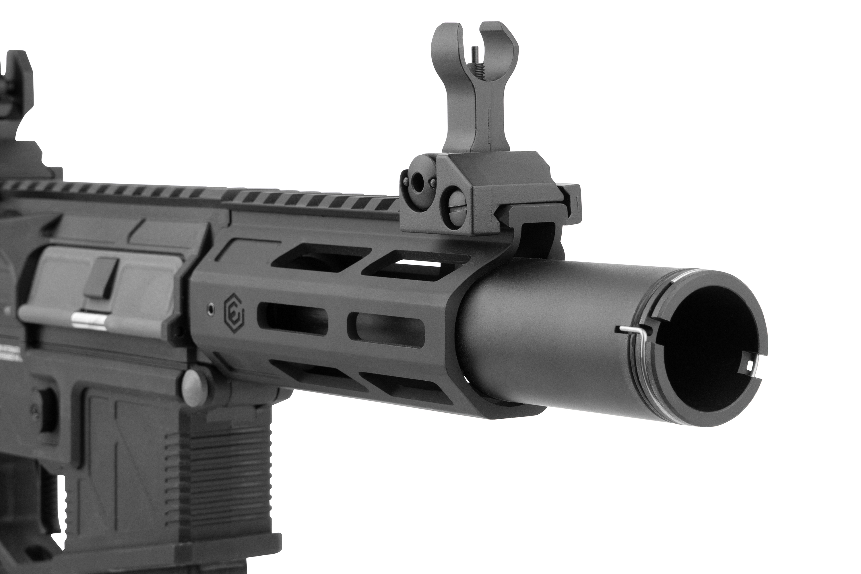 Nahaufnahme eines schwarzen Airsoft-Gewehrhandschutzes mit integriertem Visier und Laufverlängerung auf weißem Hintergrund.