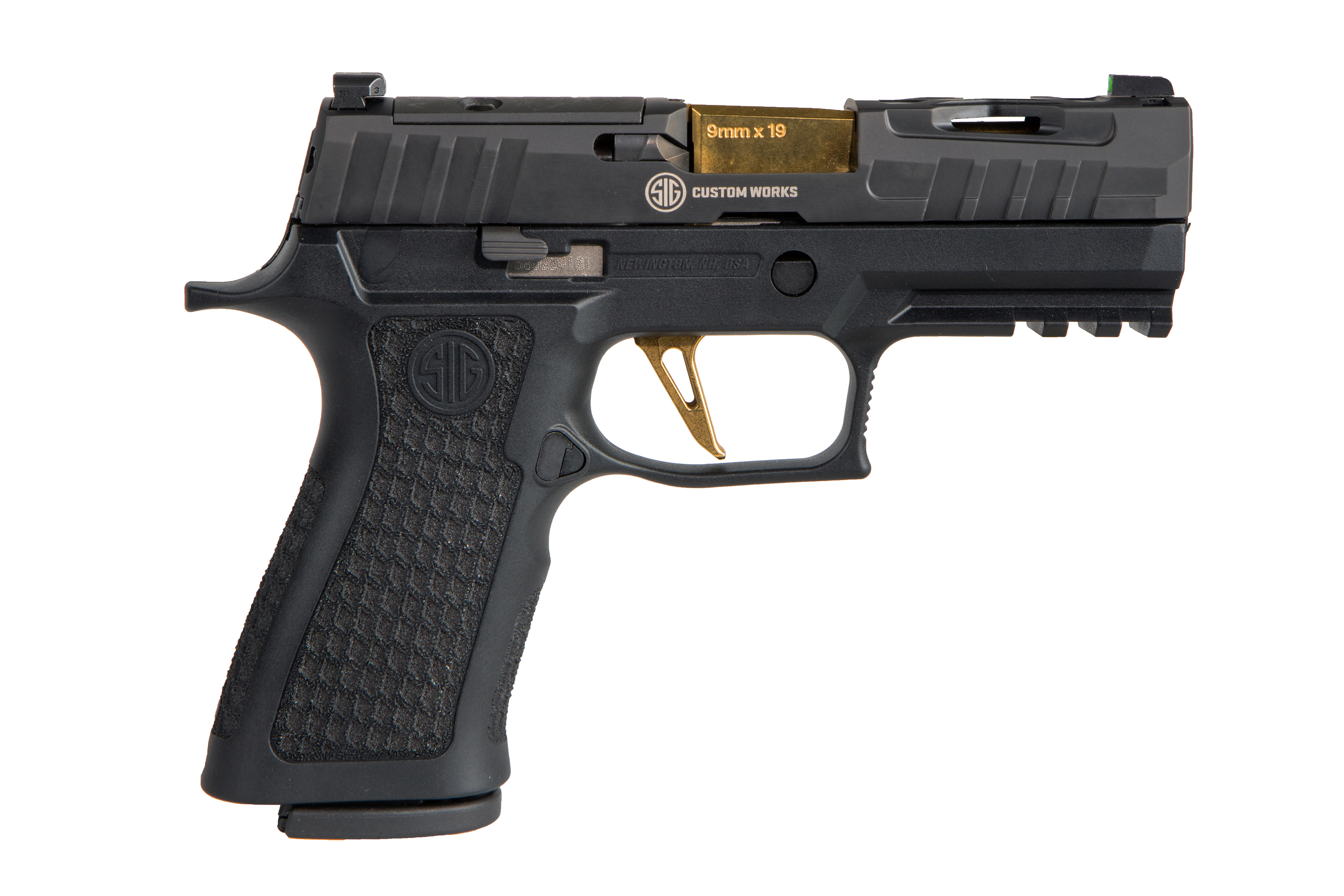 SIG Custom Works 9-mm-Pistole mit schwarzem Finish und strukturiertem Griff für verbesserte Handhabung.