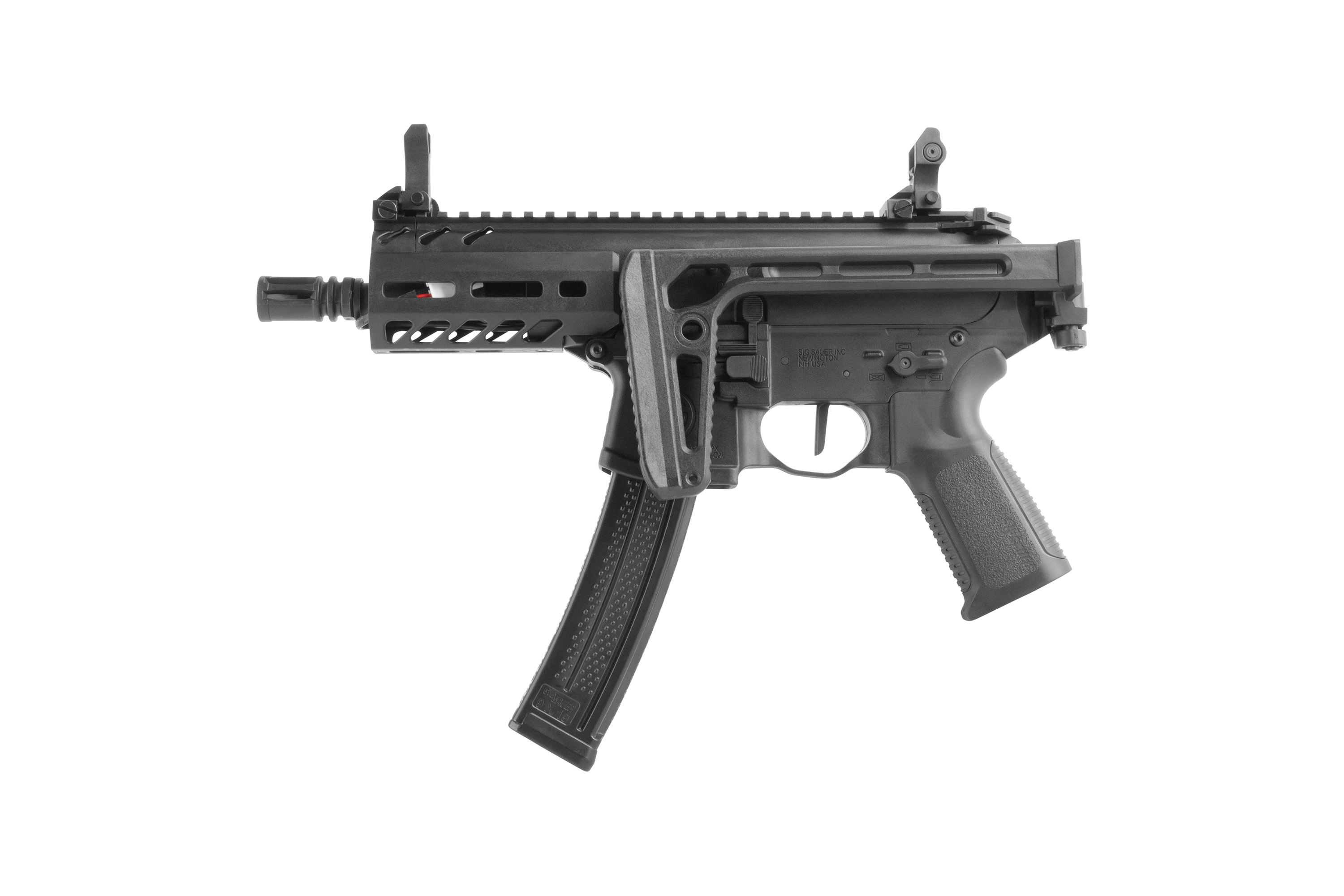 Schwarzes Luftgewehr Sig Sauer MPX K mit Klappschaft, taktischem Handschutz und Magazin, isoliert auf weißem Hintergrund.