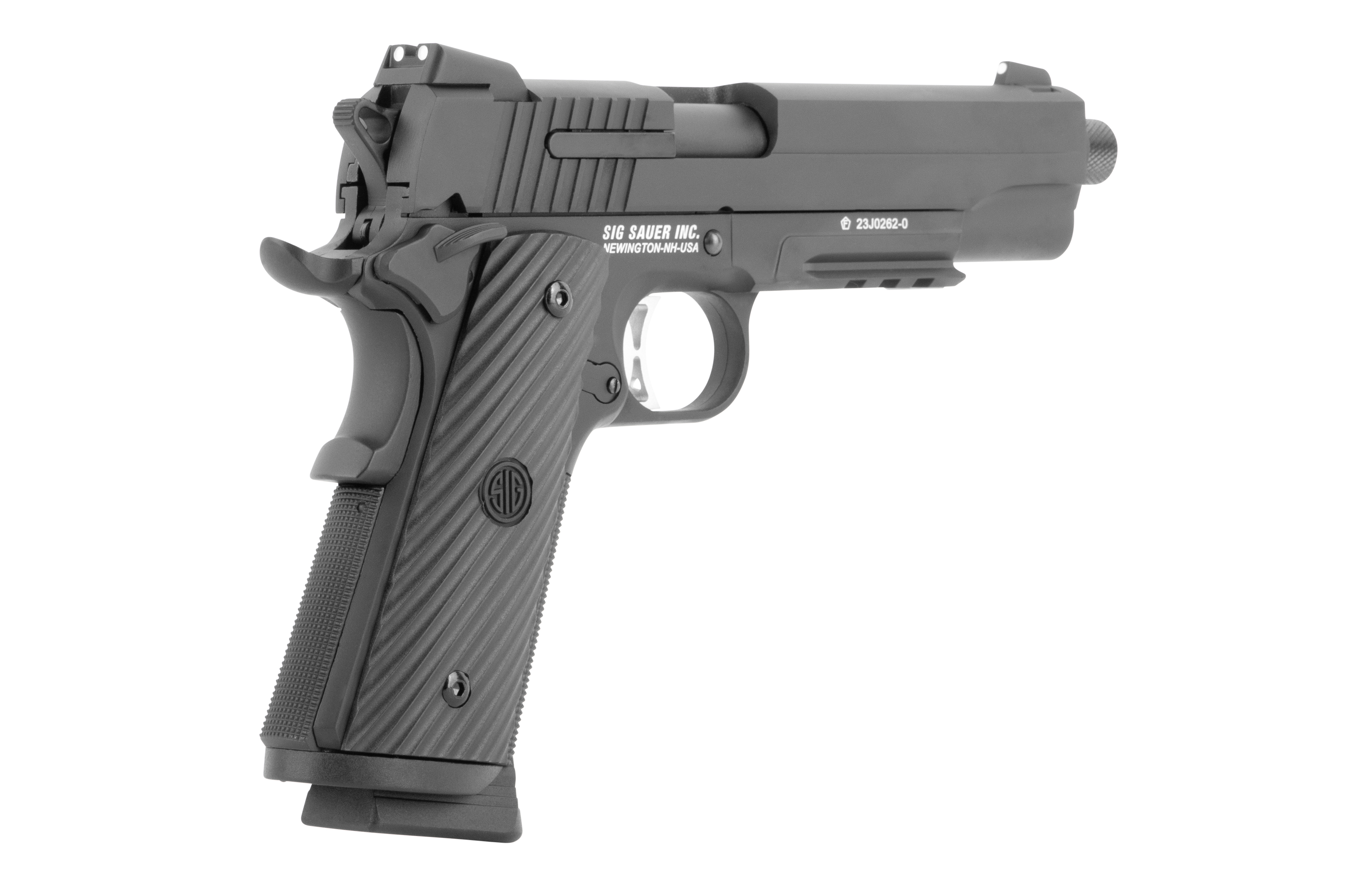 Schwarze Sig Sauer 1911 Luftpistole mit strukturierten Griffen, Gewindelauf und Zubehörschiene auf weißem Hintergrund.