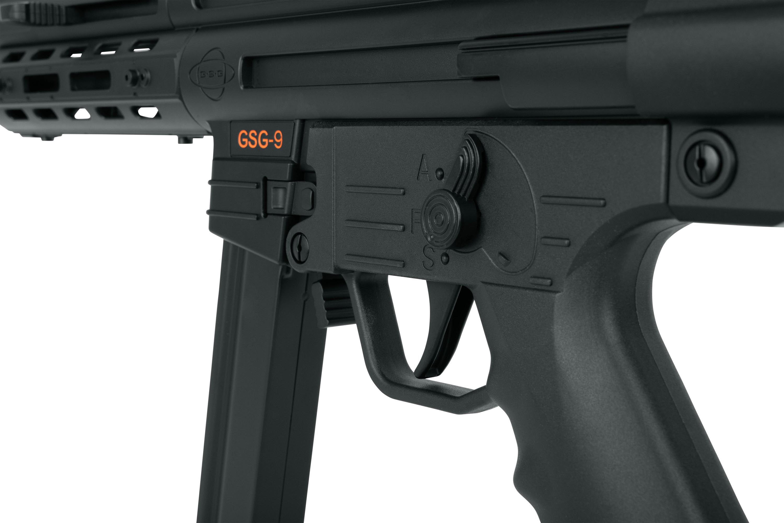 Nahaufnahme des Abzugs- und Sicherheitsschalters des GSG-9-Luftgewehrs, die sein elegantes schwarzes Design zeigt.