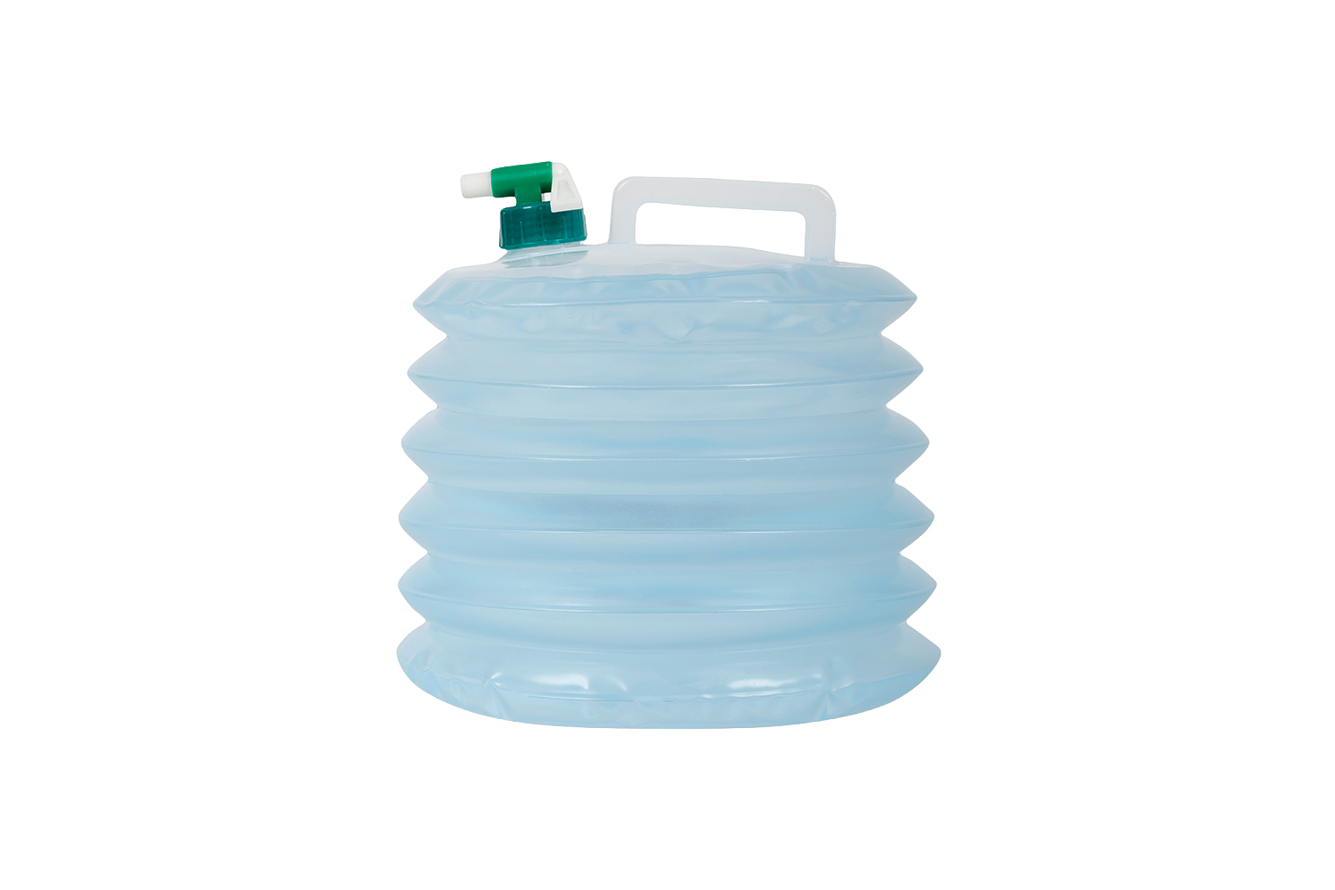 Ein zusammenklappbarer, hellblauer Wasserbehälter aus Kunststoff mit weißem Griff und einem kleinen grünen Wasserhahn, isoliert auf Weiß.