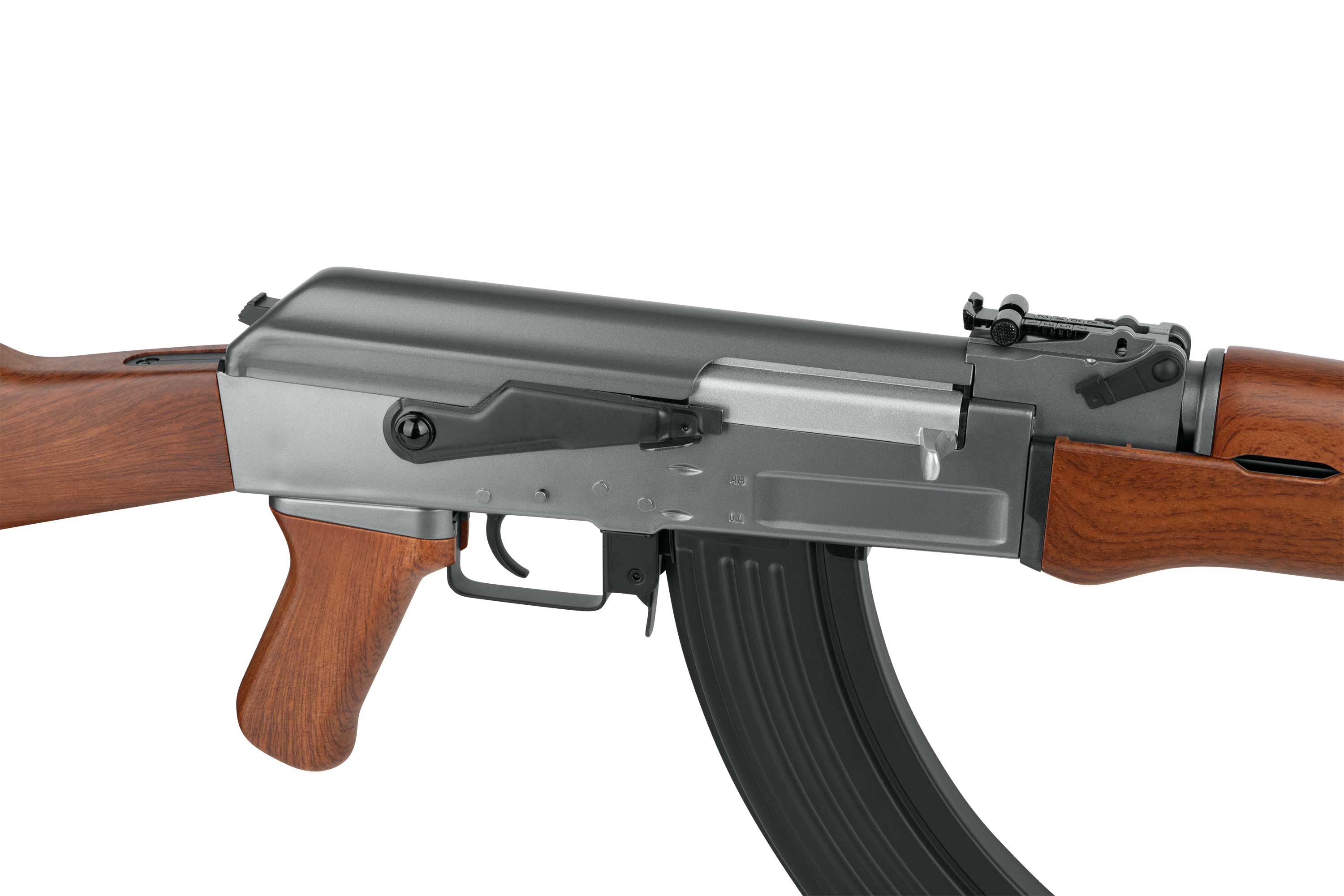 Nahaufnahme eines Luftgewehrs im AK-Stil mit metallgrauem Gehäuse, Holzschaft und schwarzem, gebogenem Magazindesign.