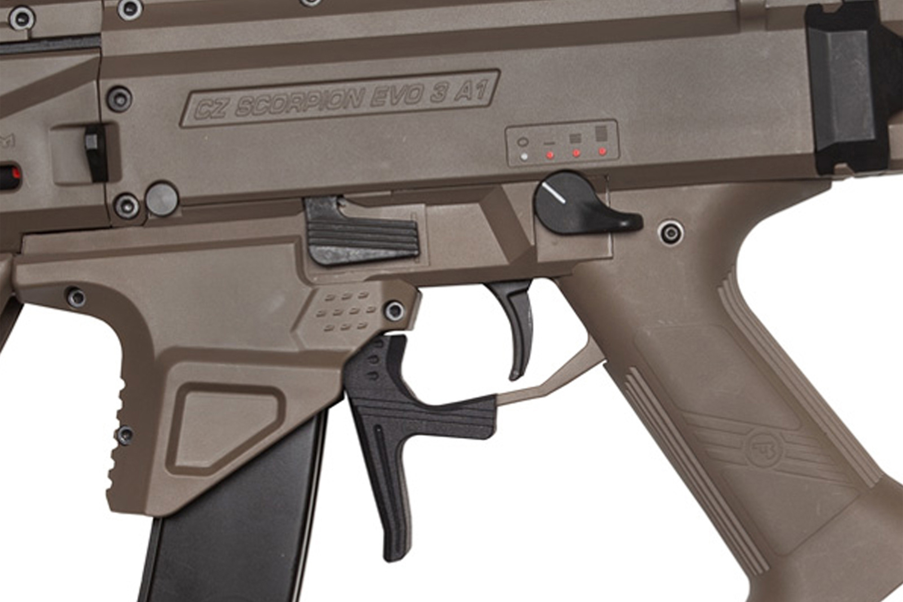 Nahaufnahme des hellbraunen CZ Scorpion EVO 3 A1 Airsoft-Gewehrempfängers mit Abzug, Feuerwahlschalter und Magazin.
