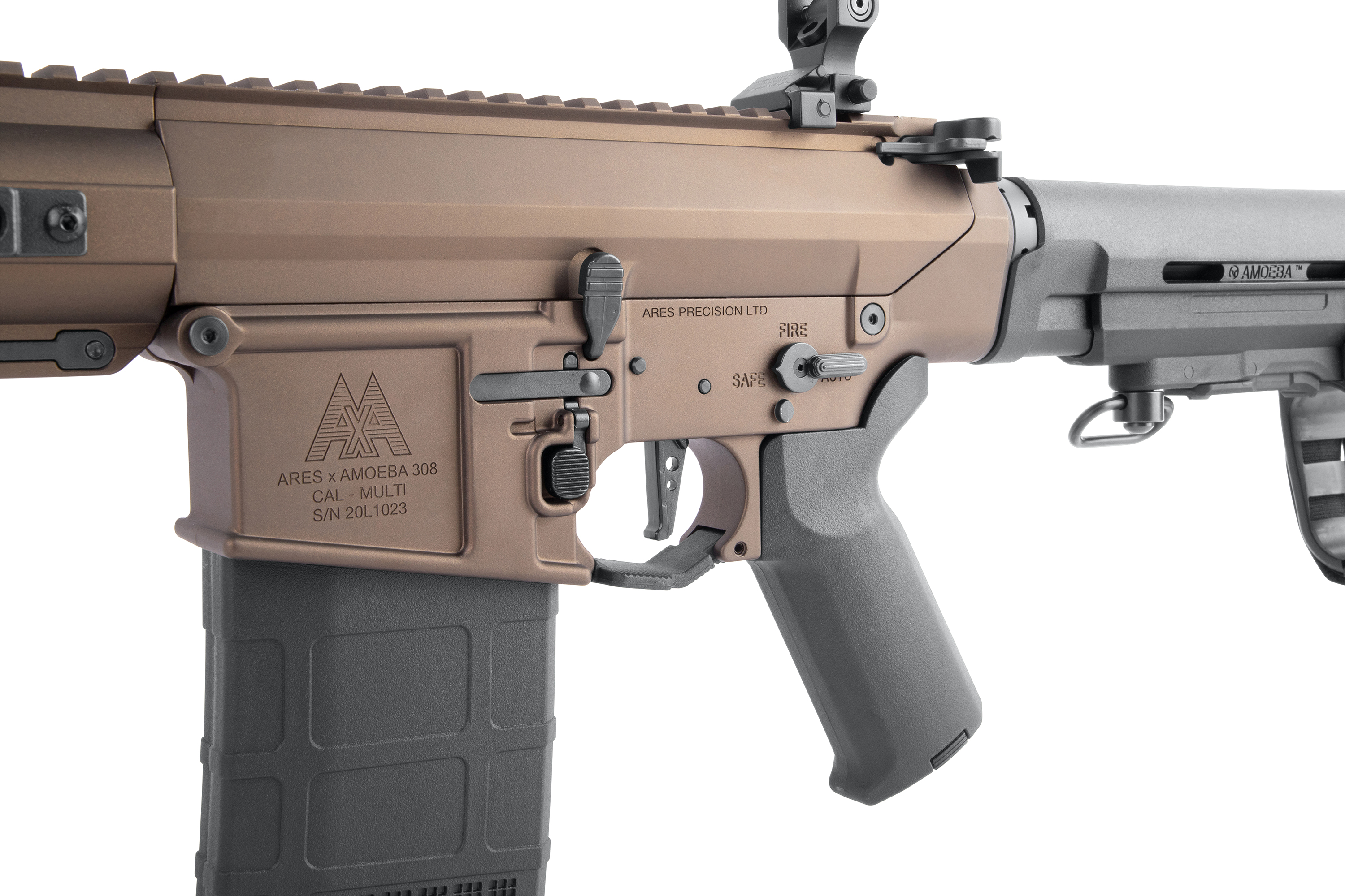 Nahaufnahme des bronzenen Ares Amoeba 308 Airsoft-Gewehrgehäuses mit schwarzem Polymermagazin und Pistolengriff.