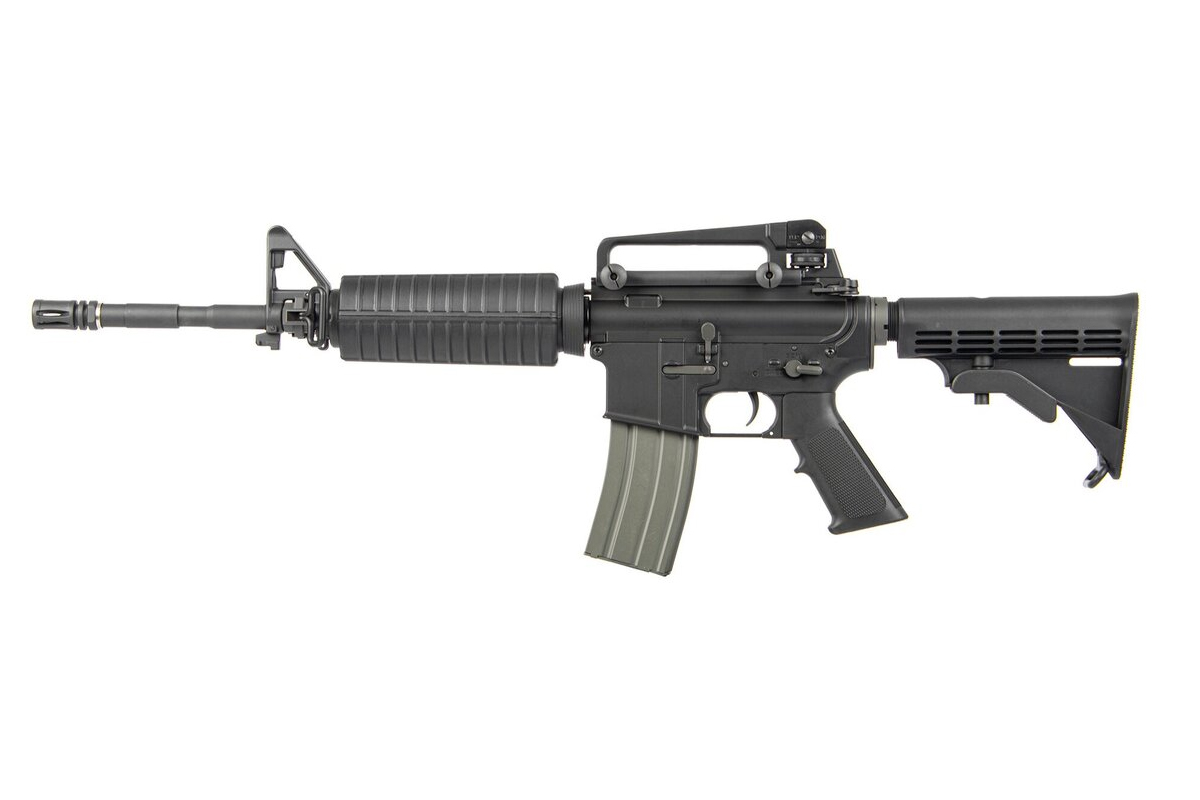 Schwarzes Airsoft-Karabinergewehr im M4-Stil mit verstellbarem Schaft, Tragegriffvisier und grauem Magazin auf weißem Hintergrund.
