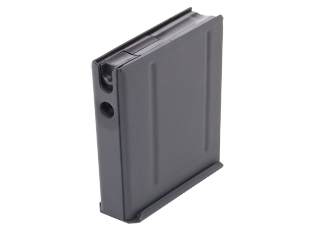 Ein schwarzes Metallkastenmagazin für eine Schusswaffe, aus einem seitlichen Blickwinkel vor einem schlichten weißen Hintergrund dargestellt, um klare Details zu erzielen.