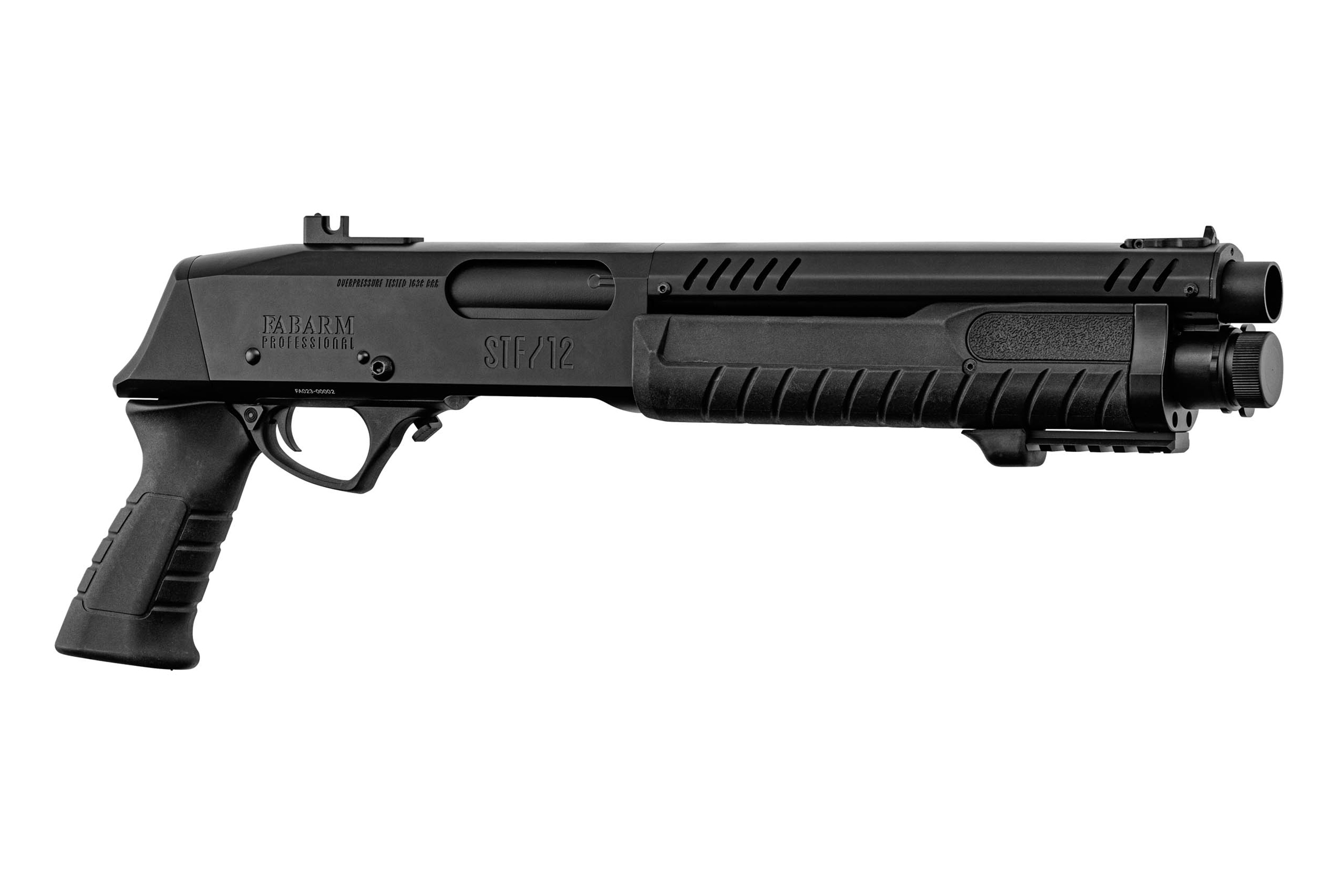 Schwarze taktische Schrotflinte Fabarm Professional STF/12 mit Pistolengriff, Pump-Action-Design und langlebiger Metalloberfläche.