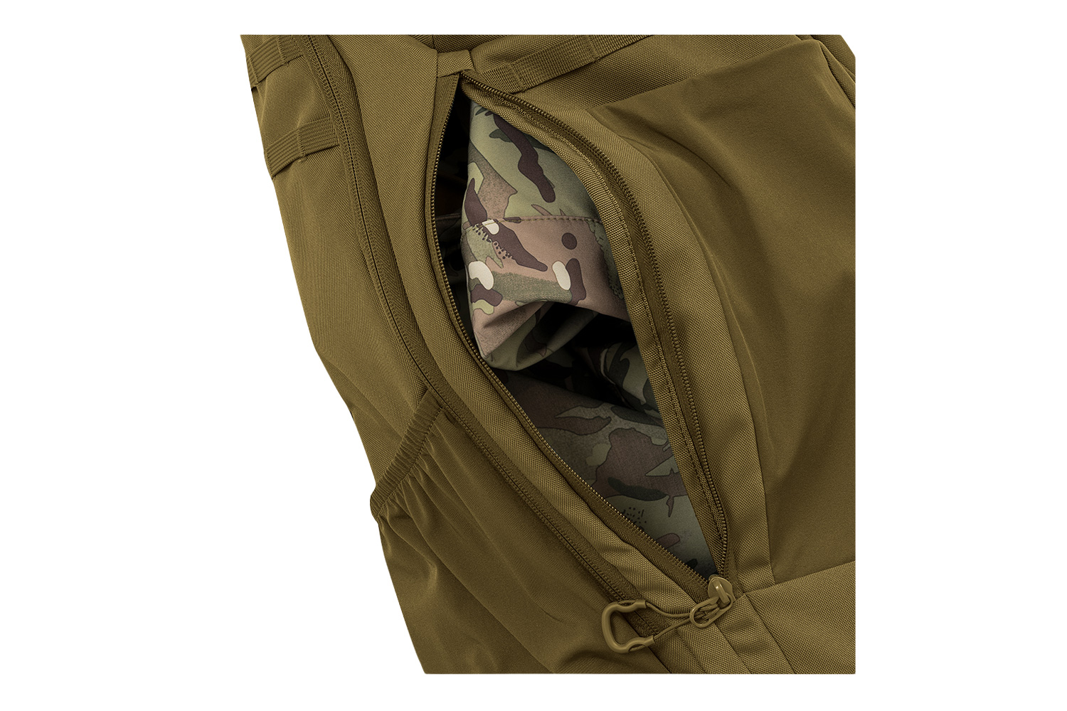 Nahaufnahme eines olivgrünen taktischen Rucksacks mit einer offenen Seitentasche mit Reißverschluss, durch die Tarnstoff im Inneren sichtbar wird.