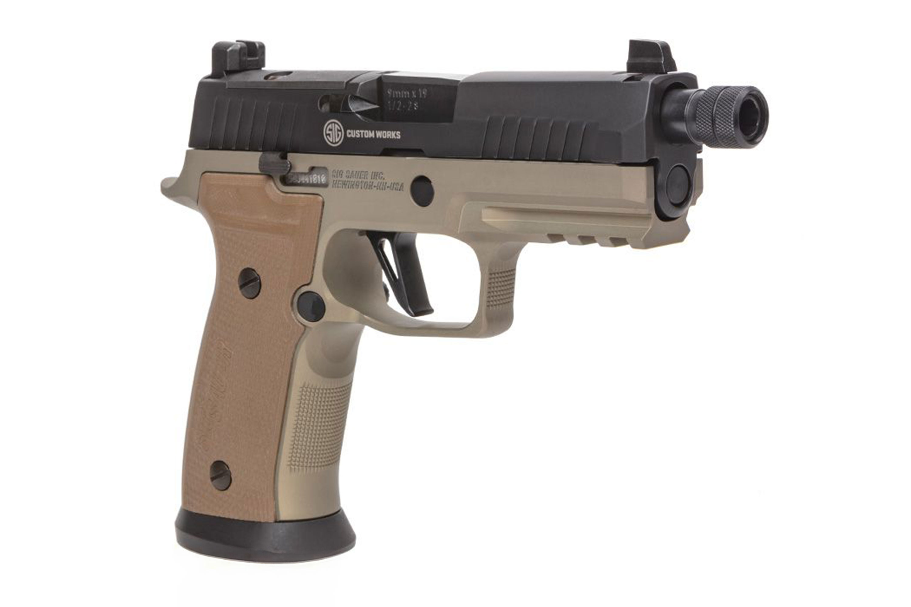 SIG Sauer Luftpistole mit hellbraunem Griff und schwarzem Schlitten sowie einem Lauf mit Gewinde für Zubehör.