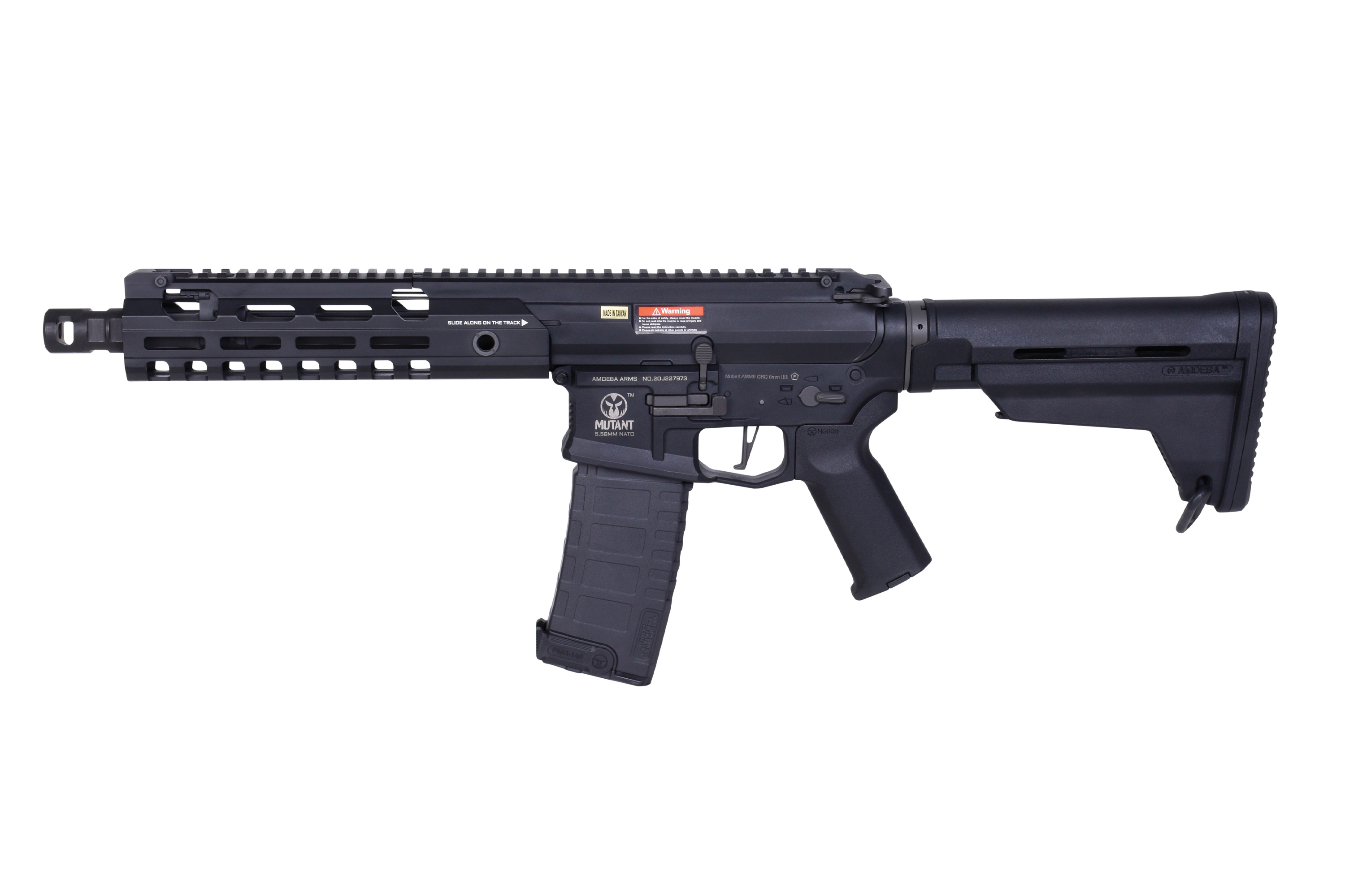Schwarzes Airsoft-Gewehr Ares Amoeba Mutant mit verstellbarem Schaft, taktischem Handschutz und Polymermagazin auf weißem Hintergrund.