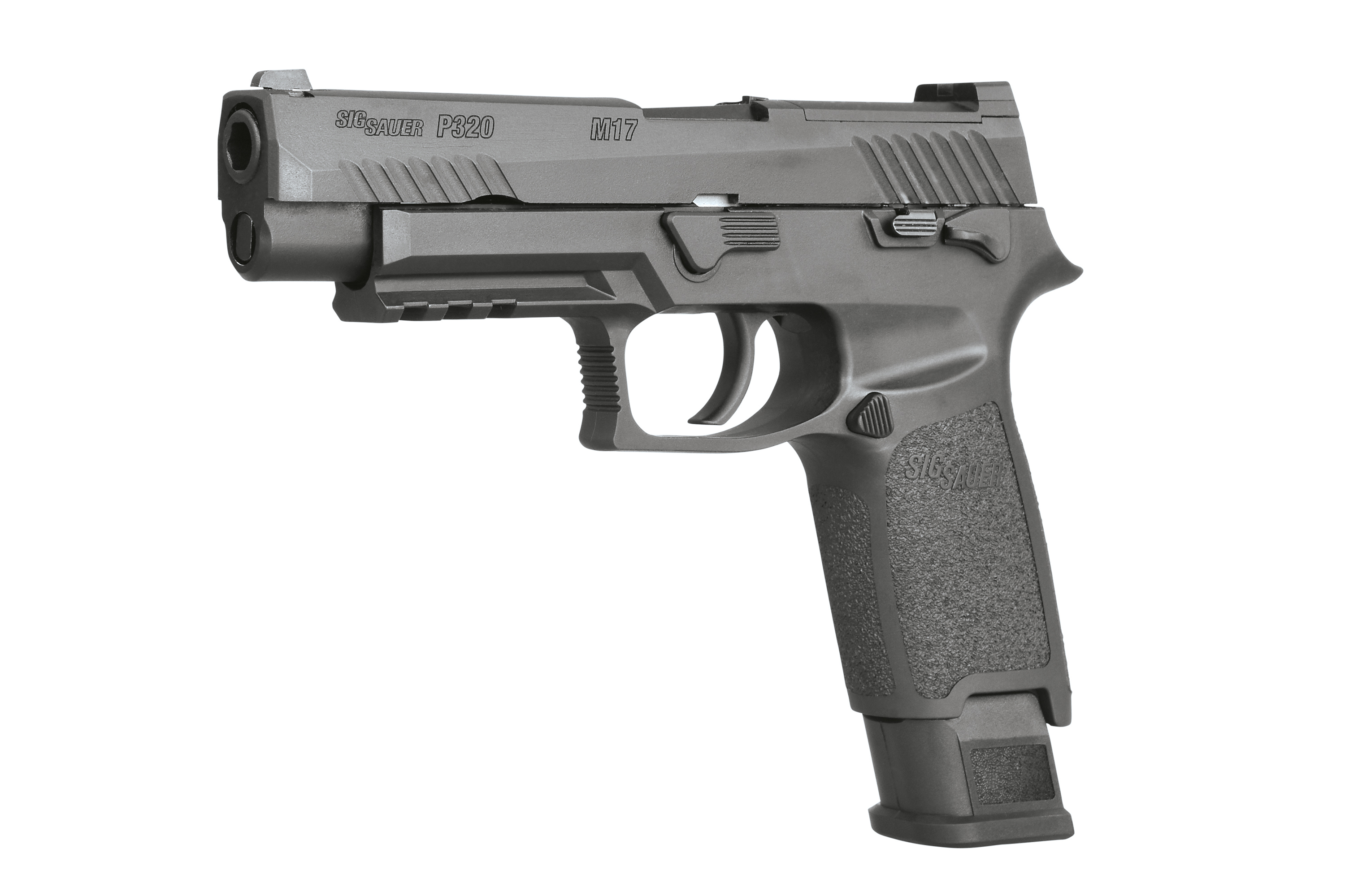 Schwarze Sig Sauer P320 M17 Luftpistole mit strukturiertem Griff, integrierter Schiene und verlängertem Magazin auf weißem Hintergrund.