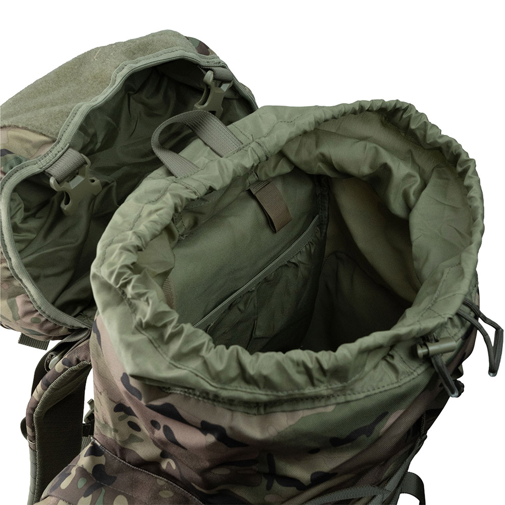 Offener taktischer Rucksack im Tarnmuster mit Kordelzugverschluss, Innenfach und strapazierfähiger Stoffkonstruktion.