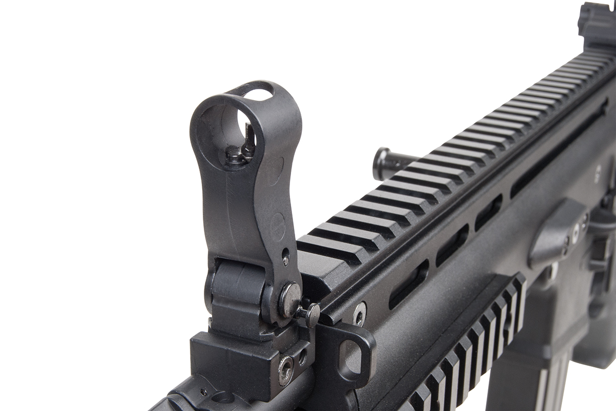 Schwarzes, hochklappbares Visier, montiert auf einem taktischen Luftgewehr mit Picatinny-Schiene, mit robustem Metalldesign.