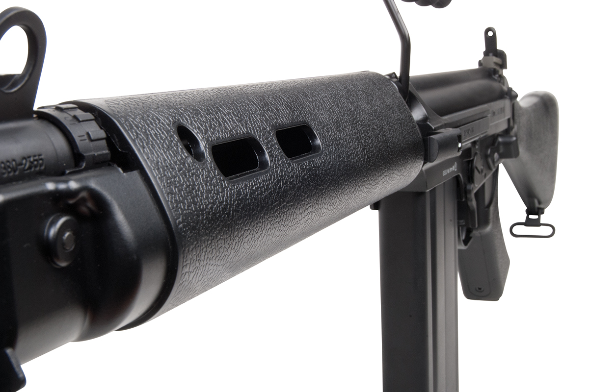 Nahaufnahme eines schwarzen, strukturierten Polymerhandschutzes an einem taktischen Luftgewehr, der langlebiges Design und Konstruktion zeigt.