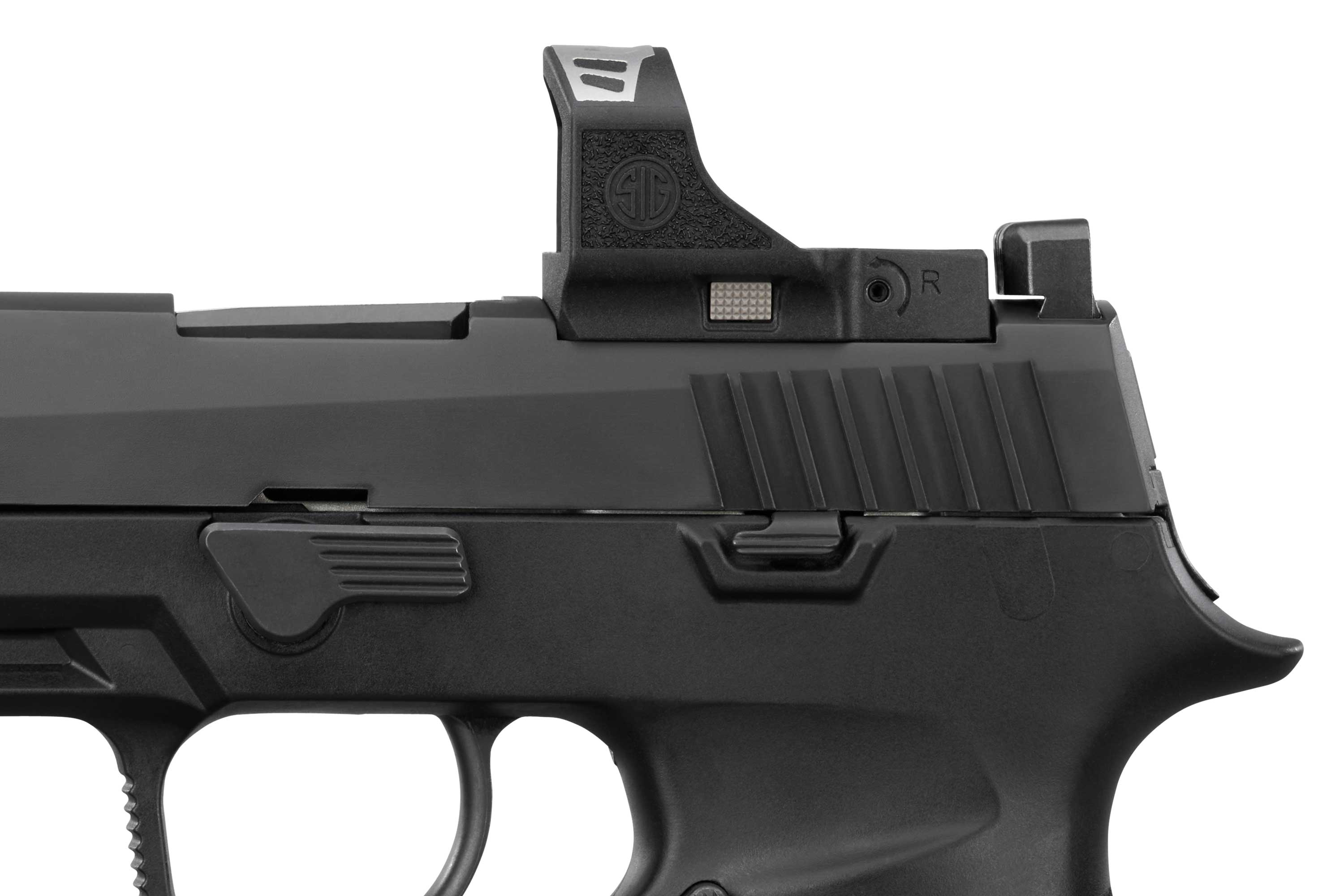 Schwarzes Sig Sauer Romeo1 Pro-Reflexvisier, montiert auf einem Pistolenschlitten, mit Sicht auf das Optikgehäuse und das Einstellrad.