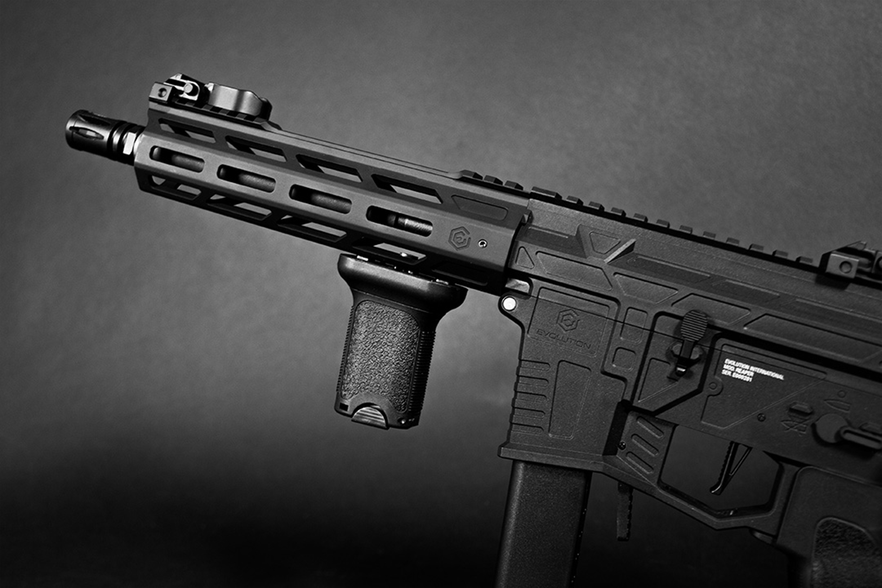 Black Evolution International Mod Reaper Airsoft-Gewehr mit taktischem Handschutz und vertikalem Vordergriff.