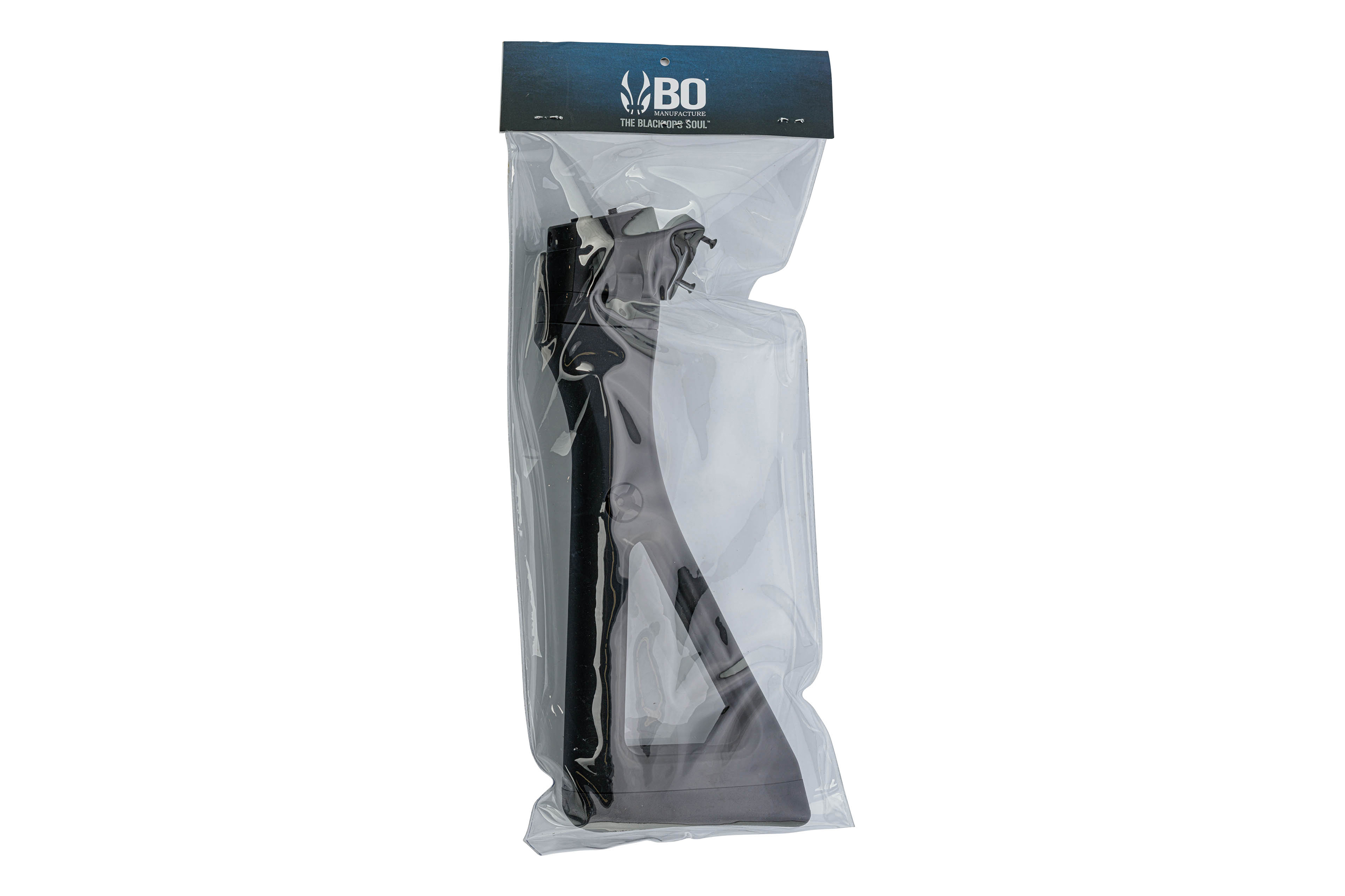 Ein schwarzer Airsoft-Gewehrschaft von BO Manufacture in Original-Kunststoffverpackung mit einer bedruckten Header-Karte auf weißem Hintergrund.