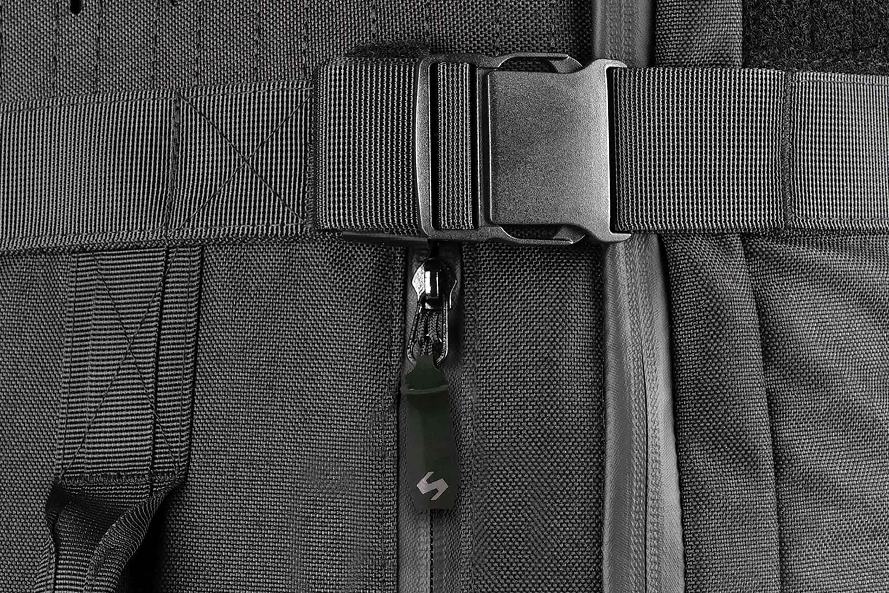 Nahaufnahme einer schwarzen Einsatztasche mit strapazierfähigem Nylonriemen, seitlicher Kunststoffschnalle und Reißverschlussschieber.