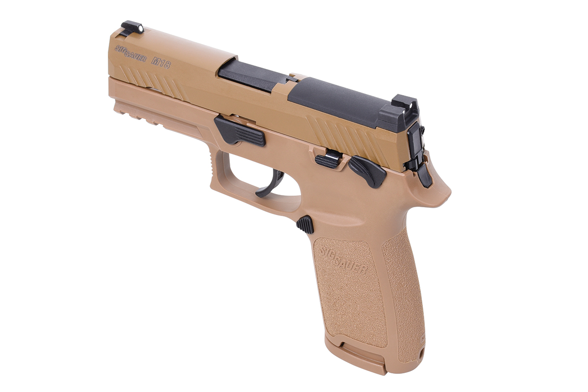 SIG Sauer M18 Luftpistole in Coyote-Tan-Finish mit schwarzen Akzenten, strukturiertem Griff und taktischem Schienendesign.