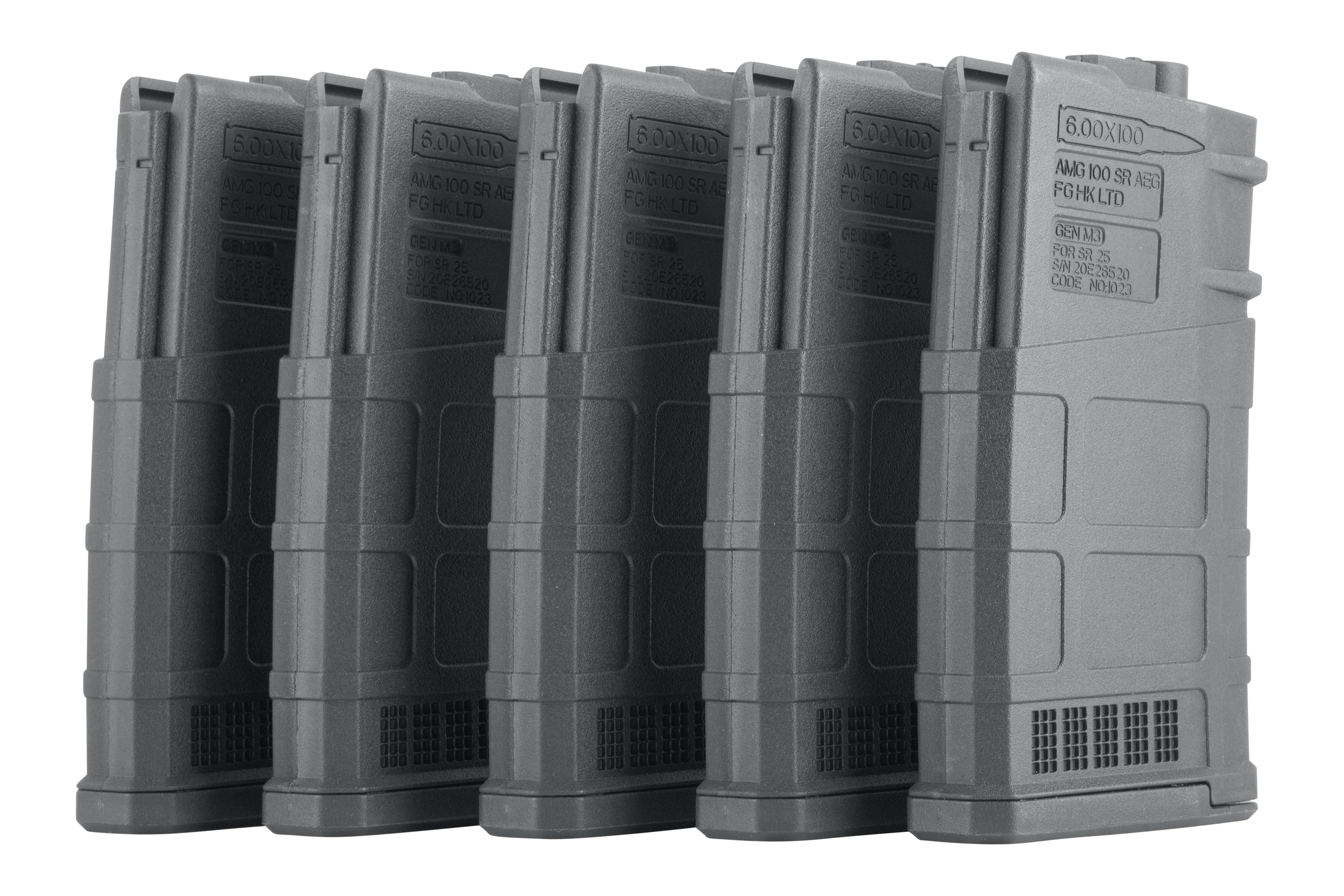 Fünf schwarze Polymer-Magazine AMG 100 SR AEG Gen M3 für SR 25-Gewehre, in einer Reihe vor weißem Hintergrund angeordnet.