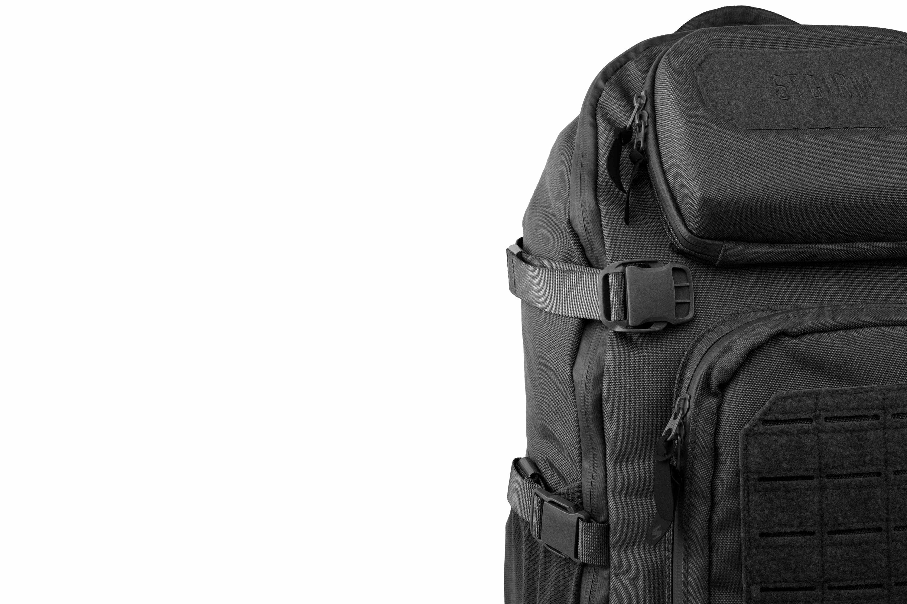 Nahaufnahme eines schwarzen taktischen Rucksacks mit MOLLE-Gurtband, strapazierfähigem Stoff, verstellbaren Seitengurten und Reißverschlusstaschen.