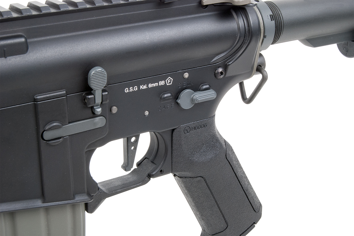 Nahaufnahme eines schwarzen GSG 6-mm-BB-Airsoft-Gewehrempfängers mit Feuerwahlschalter, Abzug und strukturiertem Griff.