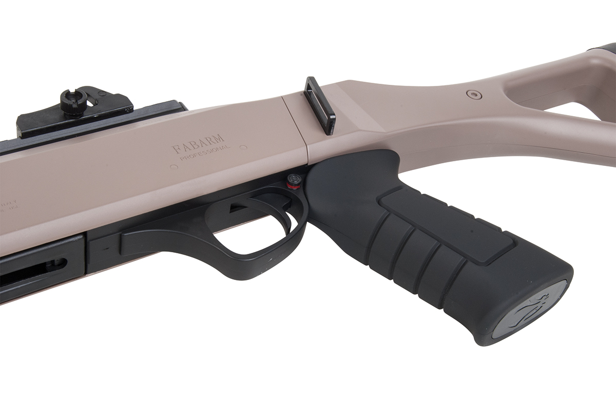 Nahaufnahme eines braunen FABARM Professional-Schrotflintengehäuses, eines schwarzen Abzugsbügels und eines ergonomischen schwarzen Pistolengriffschafts.