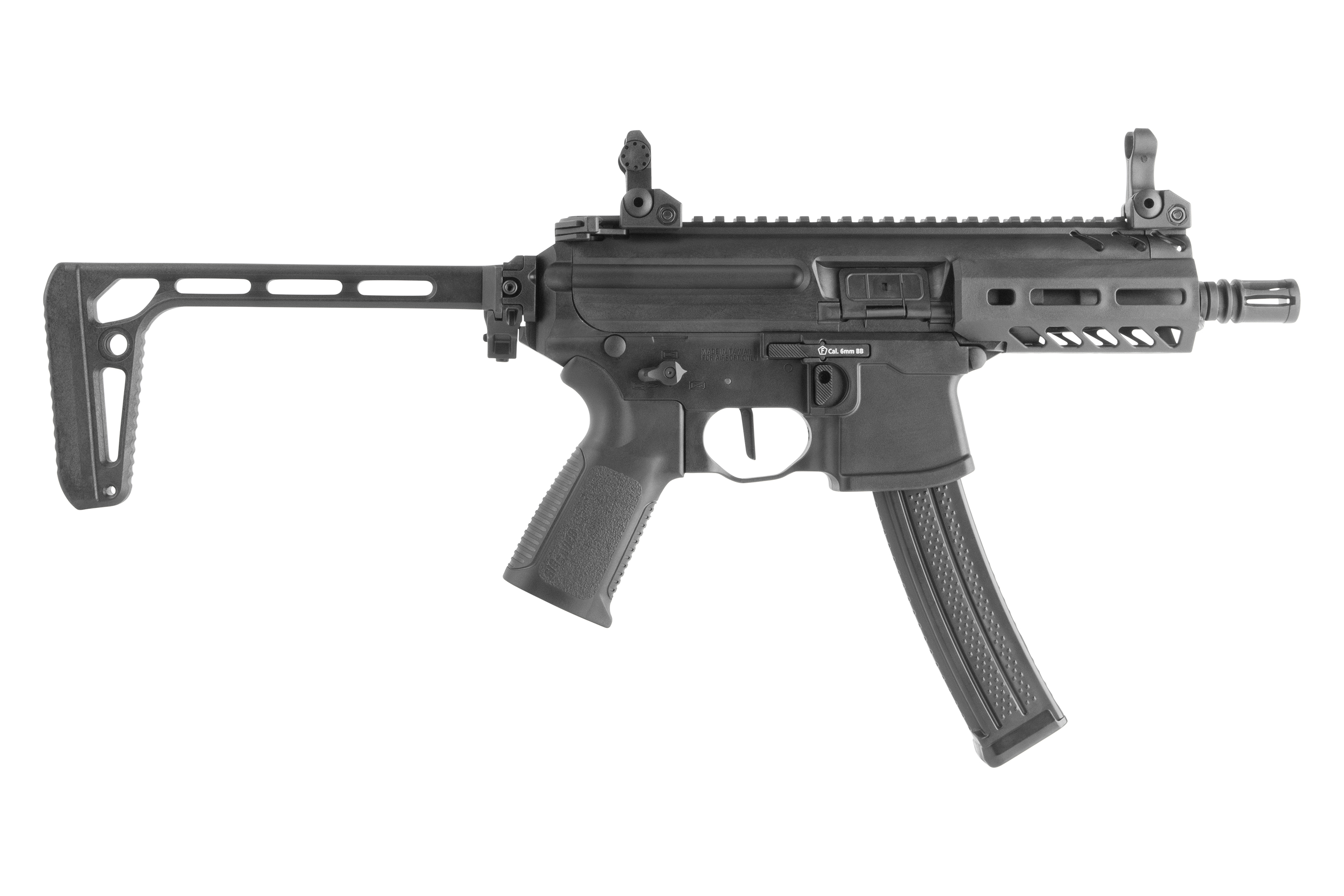 Schwarzes SIG Sauer MPX K Airsoft-Gewehr mit Klappschaft, taktischem Schienensystem und Magazin auf weißem Hintergrund.