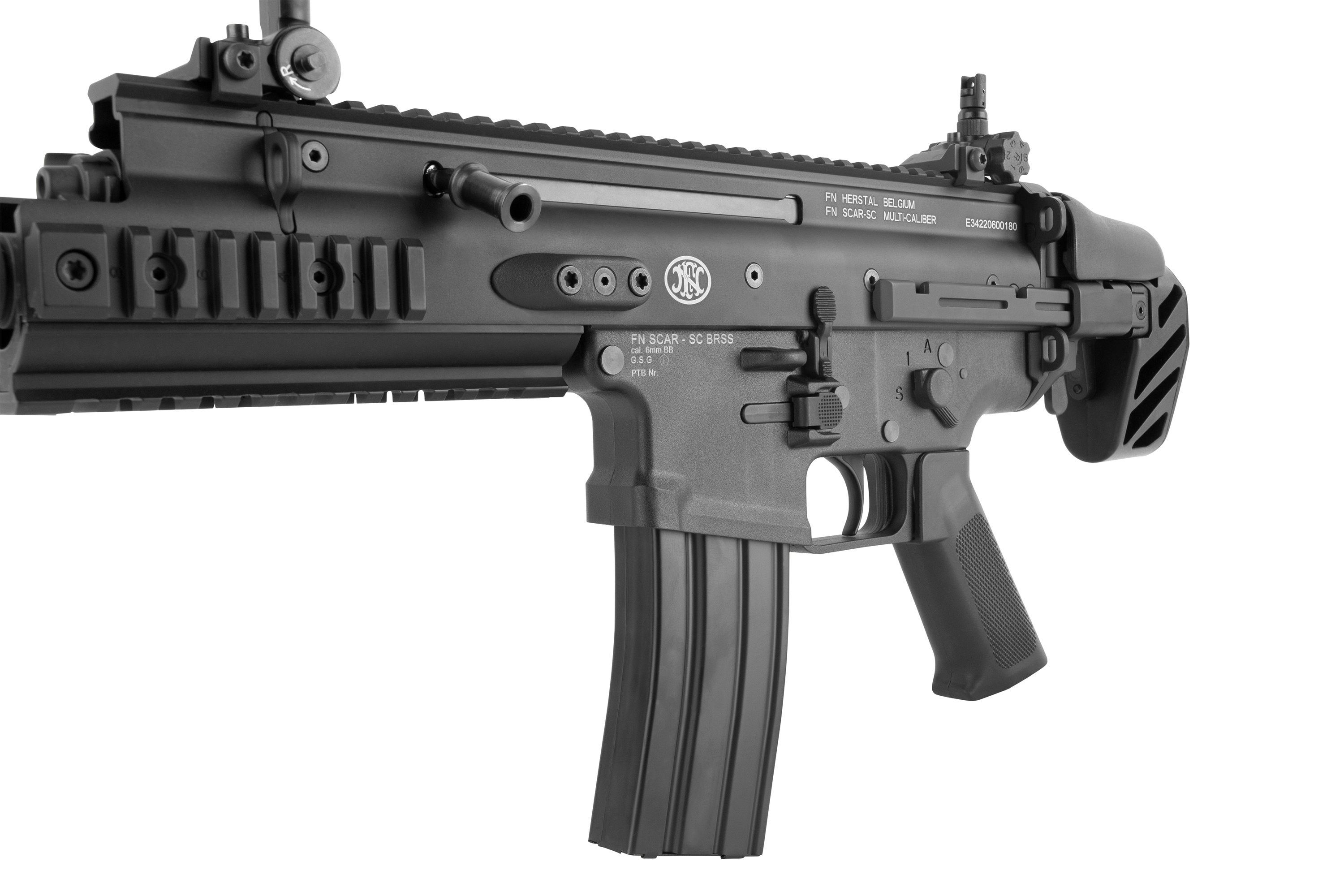 Schwarzes Airsoft-Gewehr FN SCAR-SC BRSS mit 6-mm-BB-Magazin, taktischen Schienen und authentischem FN-Herstal-Branding.