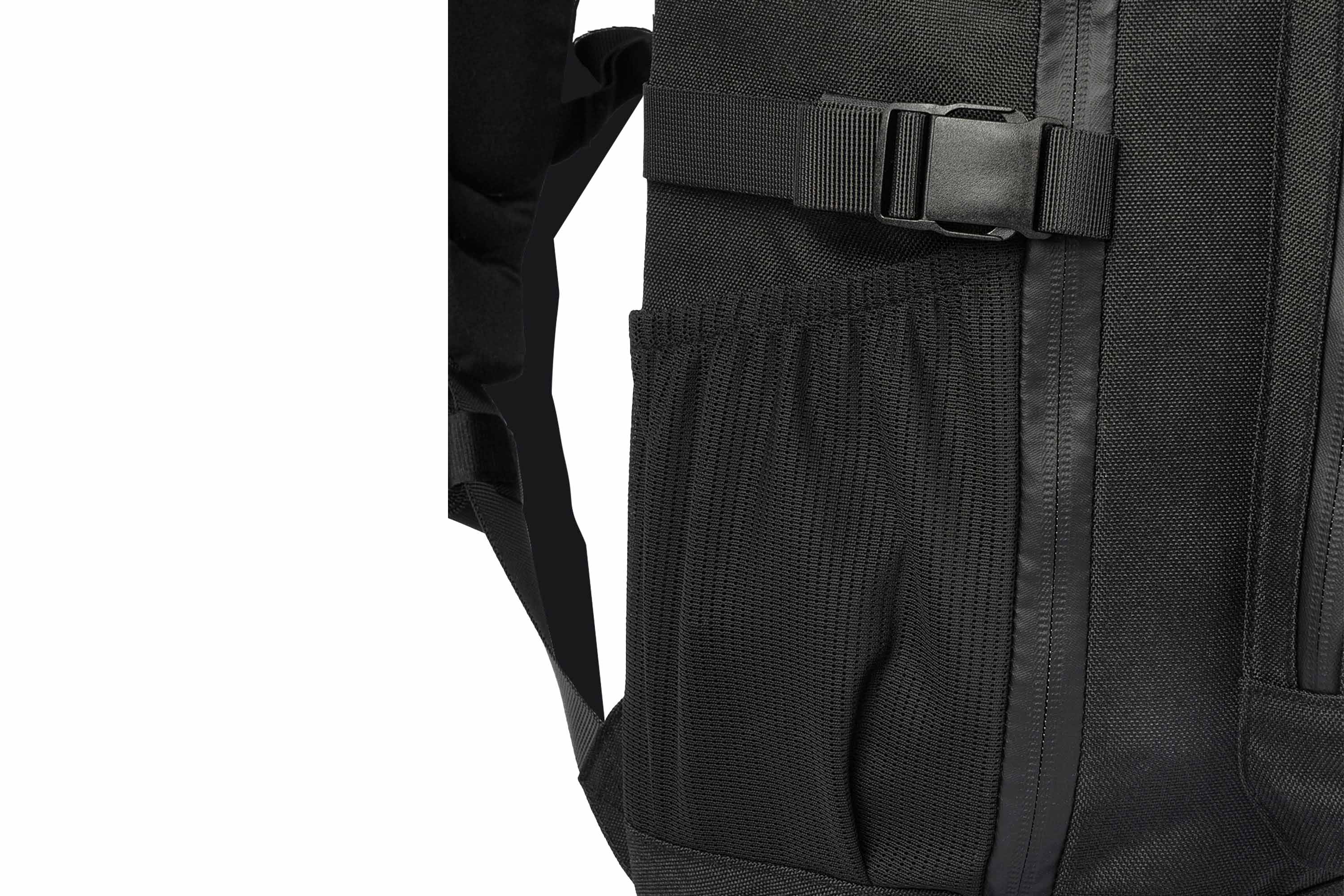 Nahaufnahme eines schwarzen taktischen Rucksacks mit seitlicher Netztasche, verstellbarem Nylonriemen und robustem Schnallendetail.