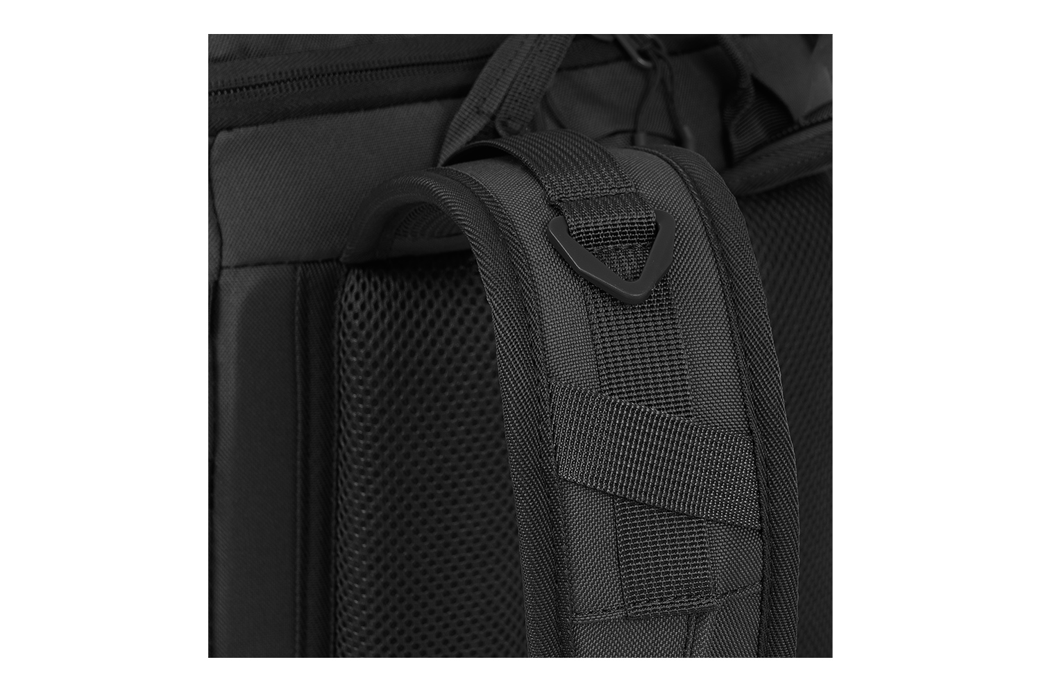 Nahaufnahme eines schwarzen Schultergurts für einen taktischen Rucksack mit verstärkter Polsterung, Nylongewebe und einem dreieckigen D-Ring.