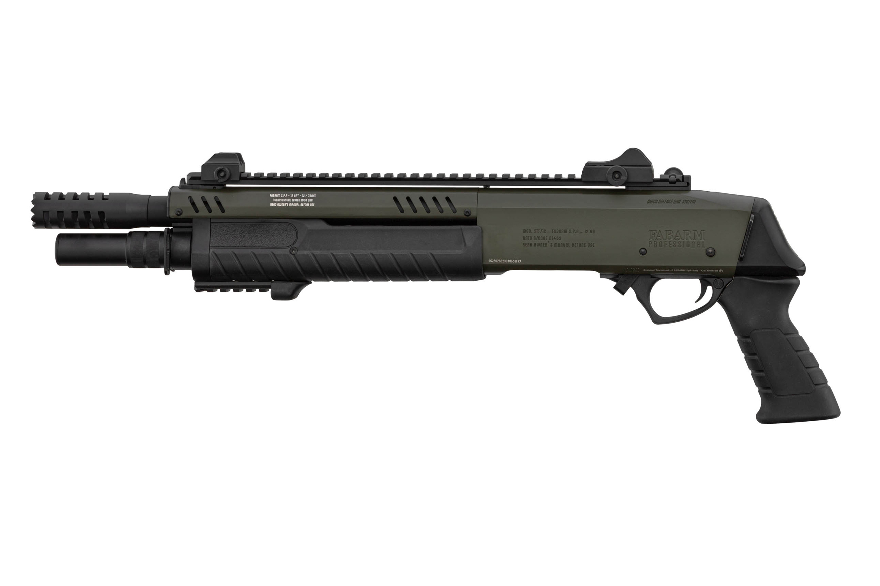 Fabarm Professional STF 12 Schrotflinte in Olivgrün mit schwarzem Pistolengriff, taktischer Schiene und Mündungsbremsendesign.