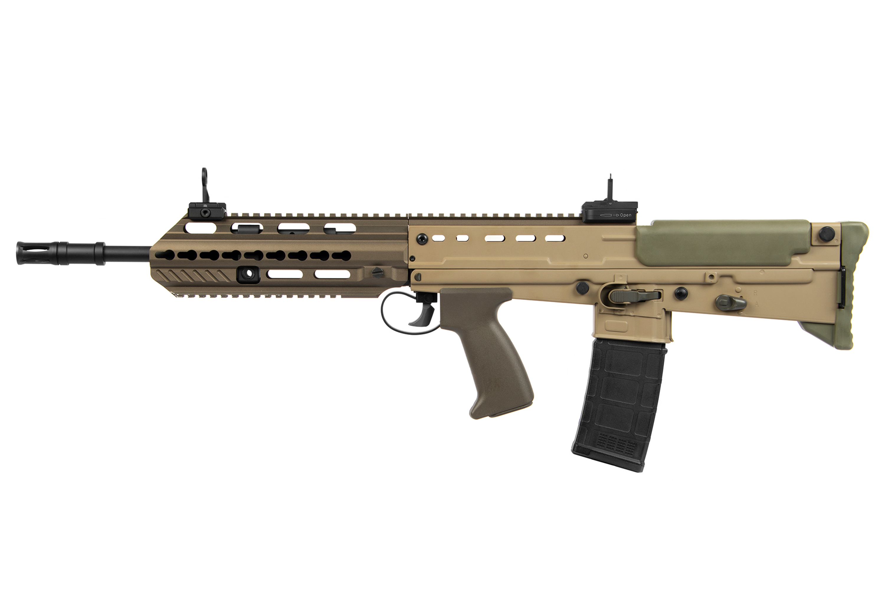 ICS L85 A3 AEG Airsoft-Gewehr in Hellbraun und Olivgrün mit taktischem Schienensystem und schwarzem Magazin auf weißem Hintergrund