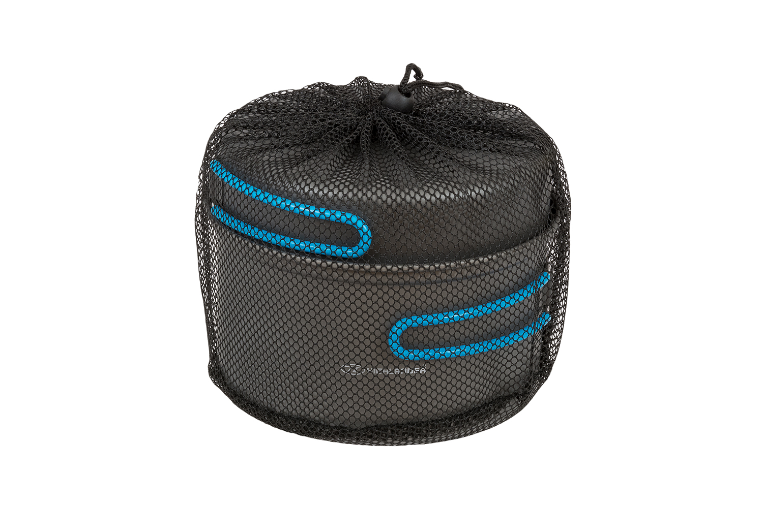 Kompaktes Camping-Kochgeschirr-Set in einer schwarzen Netztasche mit Kordelzug, bestehend aus dunkelgrauen Töpfen mit leuchtend blauen Griffen.